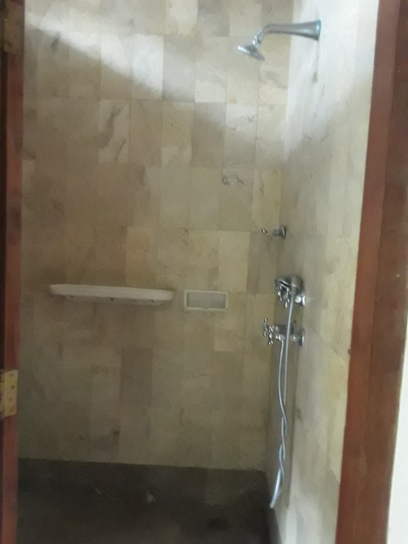 Dijual resort pribadi halaman yang luas di lingkungan yang tenang di Sawangan