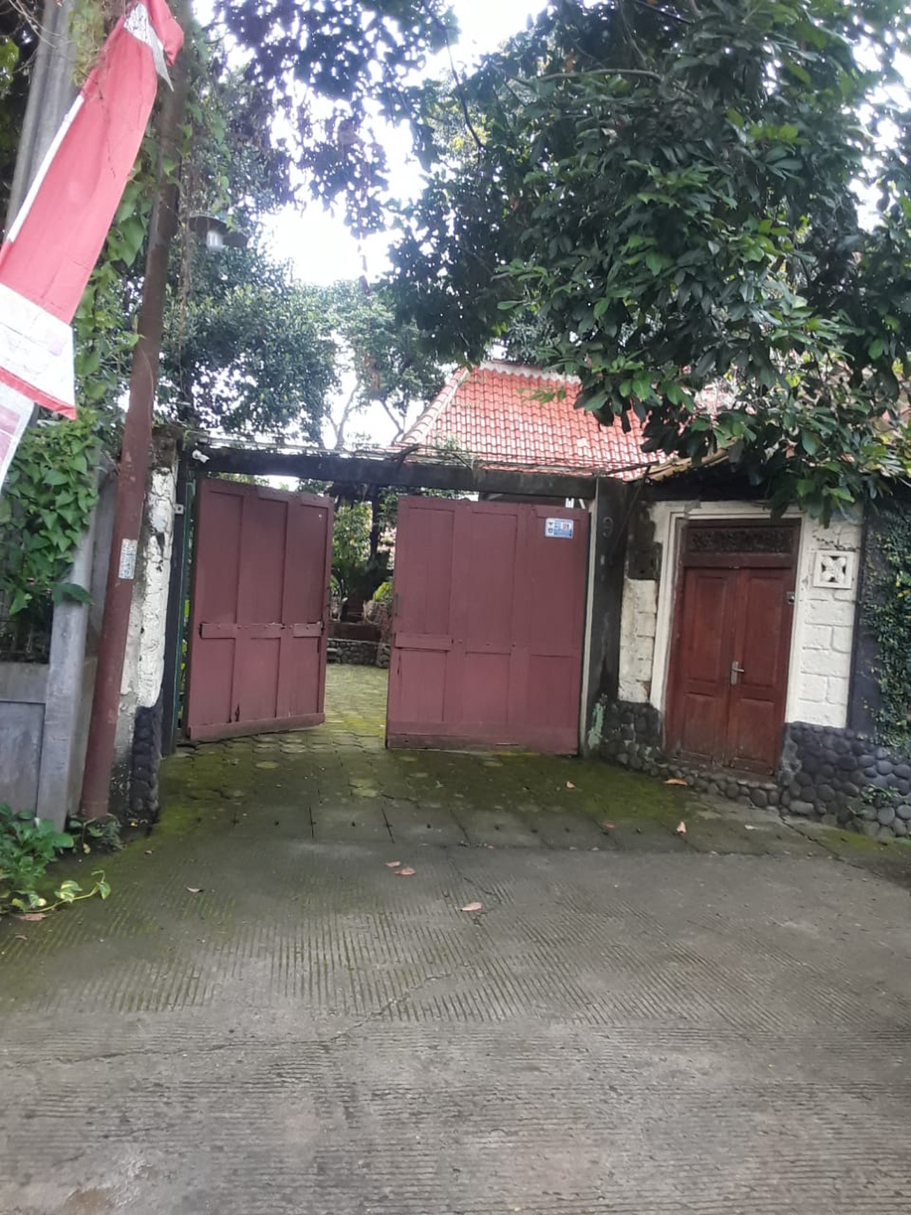 Dijual resort pribadi halaman yang luas di lingkungan yang tenang di Sawangan