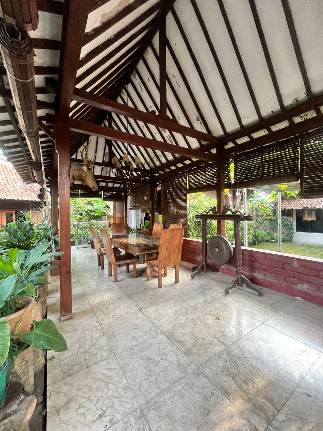 Dijual resort pribadi halaman yang luas di lingkungan yang tenang di Sawangan