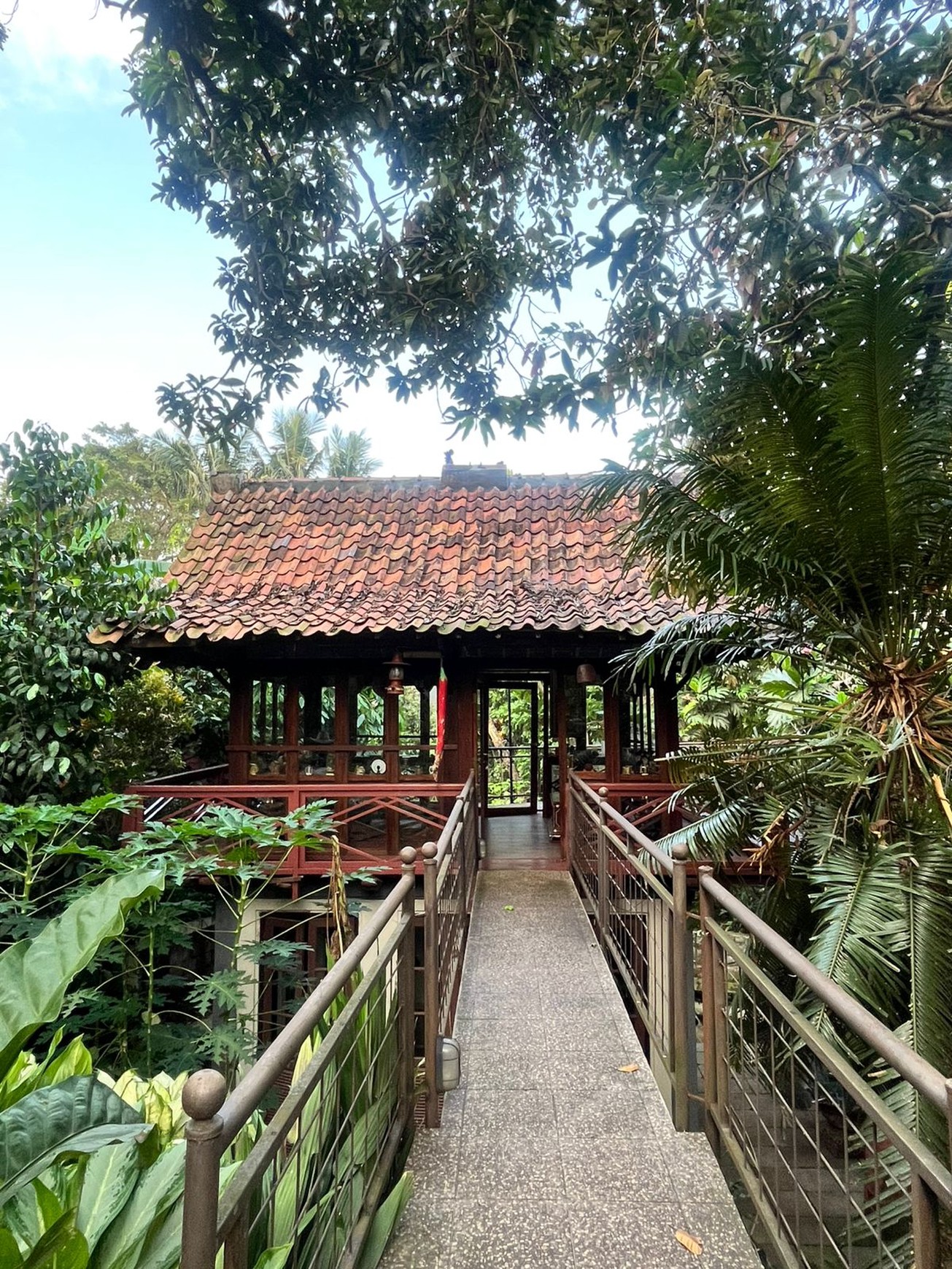 Dijual resort pribadi halaman yang luas di lingkungan yang tenang di Sawangan