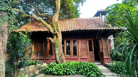 Dijual resort pribadi halaman yang luas di lingkungan yang tenang di Sawangan
