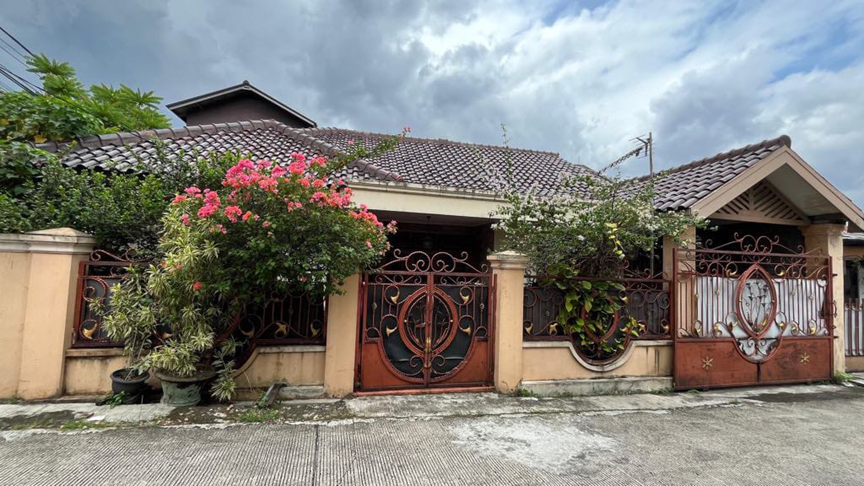 DIJUAL CEPAT RUMAH 11/2 LANTAI DI KELAPA DUA CIMANGGIS 