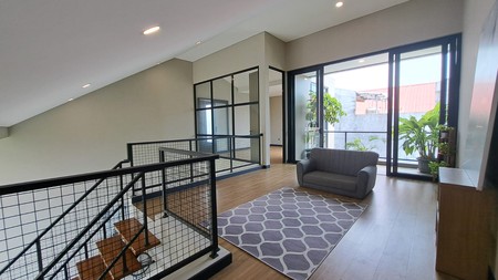 Rumah bagus bangunan mandiri bergaya industrialis modern mezanine roof top 3 lantai luas 200 bangunan 300 tengah kota dekat tol stasiun kereta pasar modern di Bsd City Tangerang Selatan Indonesia