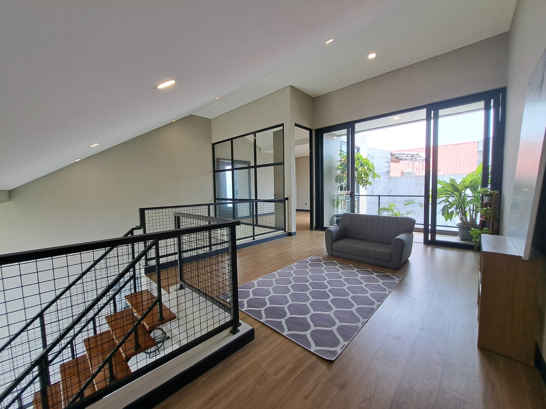 Rumah bagus bangunan mandiri bergaya industrialis modern mezanine roof top 3 lantai luas 200 bangunan 300 tengah kota dekat tol stasiun kereta pasar modern di Bsd City Tangerang Selatan Indonesia