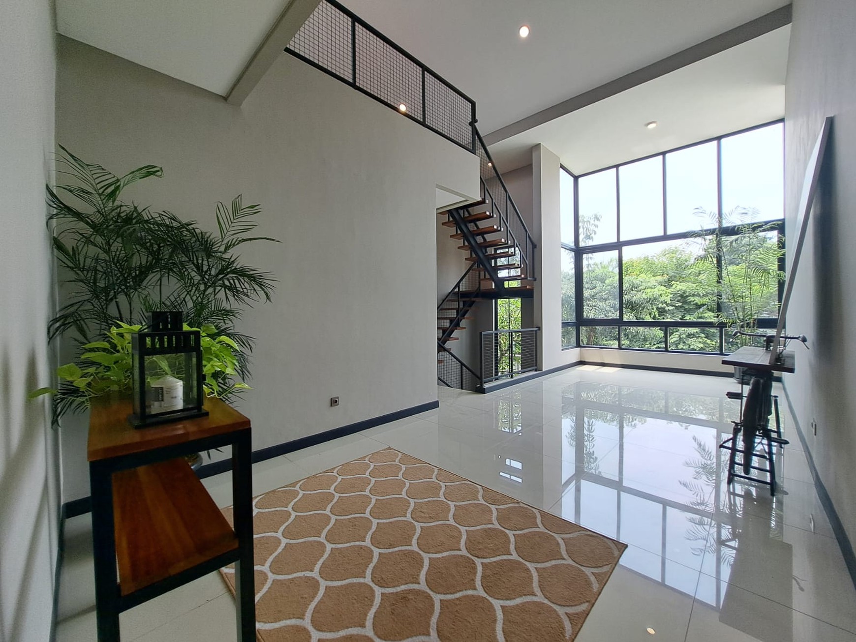 Rumah bagus bangunan mandiri bergaya industrialis modern mezanine roof top 3 lantai luas 200 bangunan 300 tengah kota dekat tol stasiun kereta pasar modern di Bsd City Tangerang Selatan Indonesia