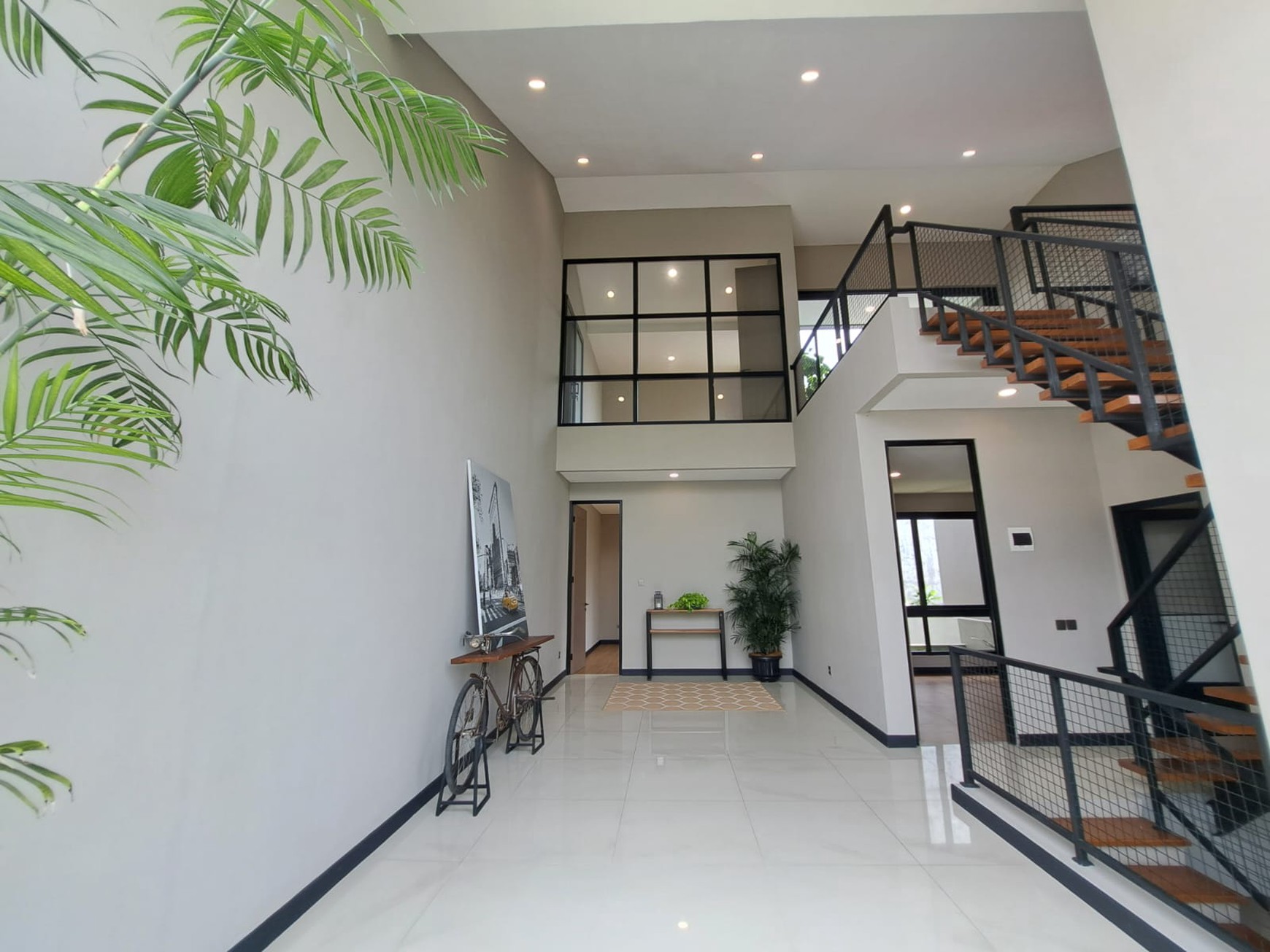 Rumah bagus bangunan mandiri bergaya industrialis modern mezanine roof top 3 lantai luas 200 bangunan 300 tengah kota dekat tol stasiun kereta pasar modern di Bsd City Tangerang Selatan Indonesia