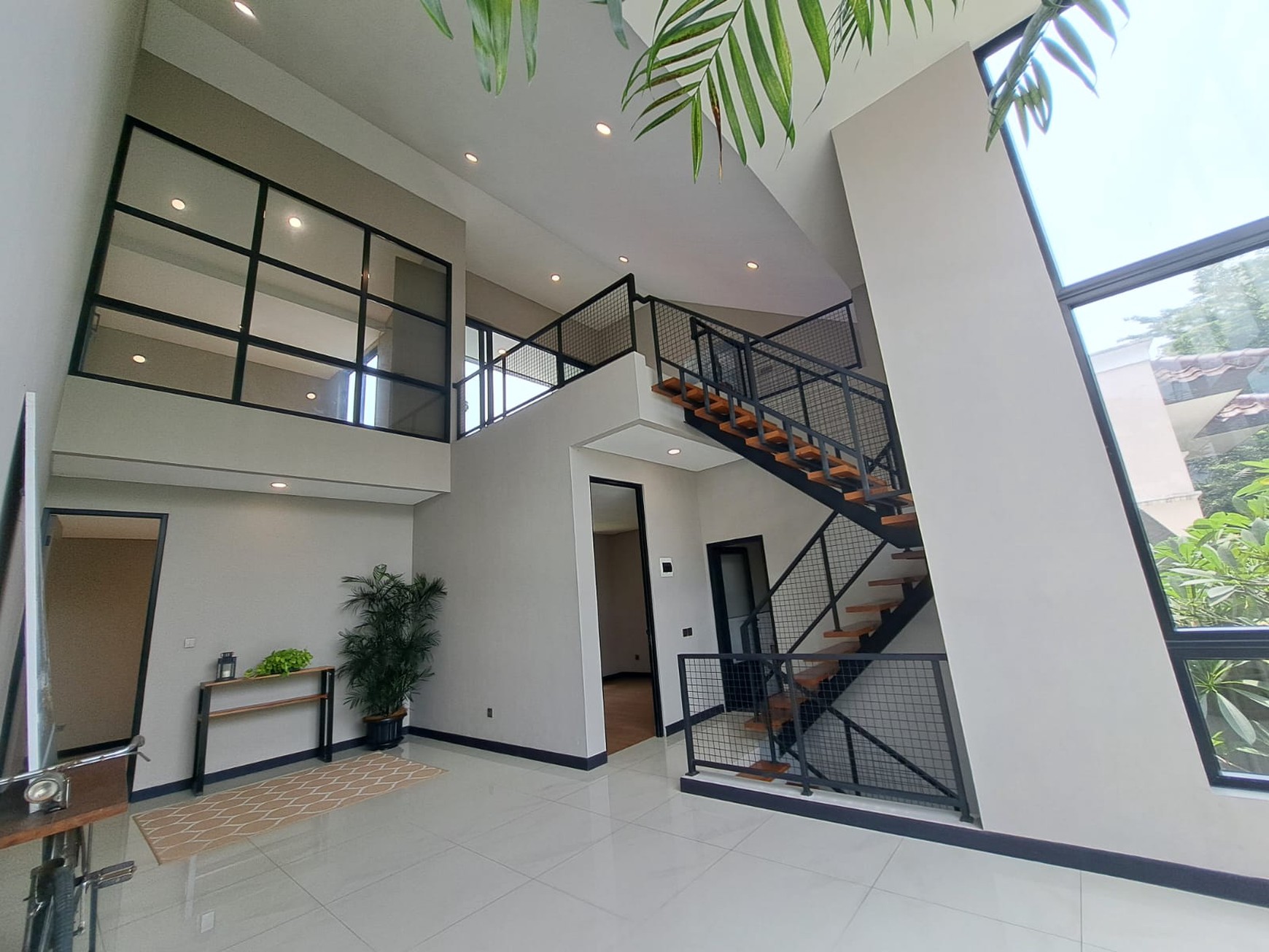 Rumah bagus bangunan mandiri bergaya industrialis modern mezanine roof top 3 lantai luas 200 bangunan 300 tengah kota dekat tol stasiun kereta pasar modern di Bsd City Tangerang Selatan Indonesia