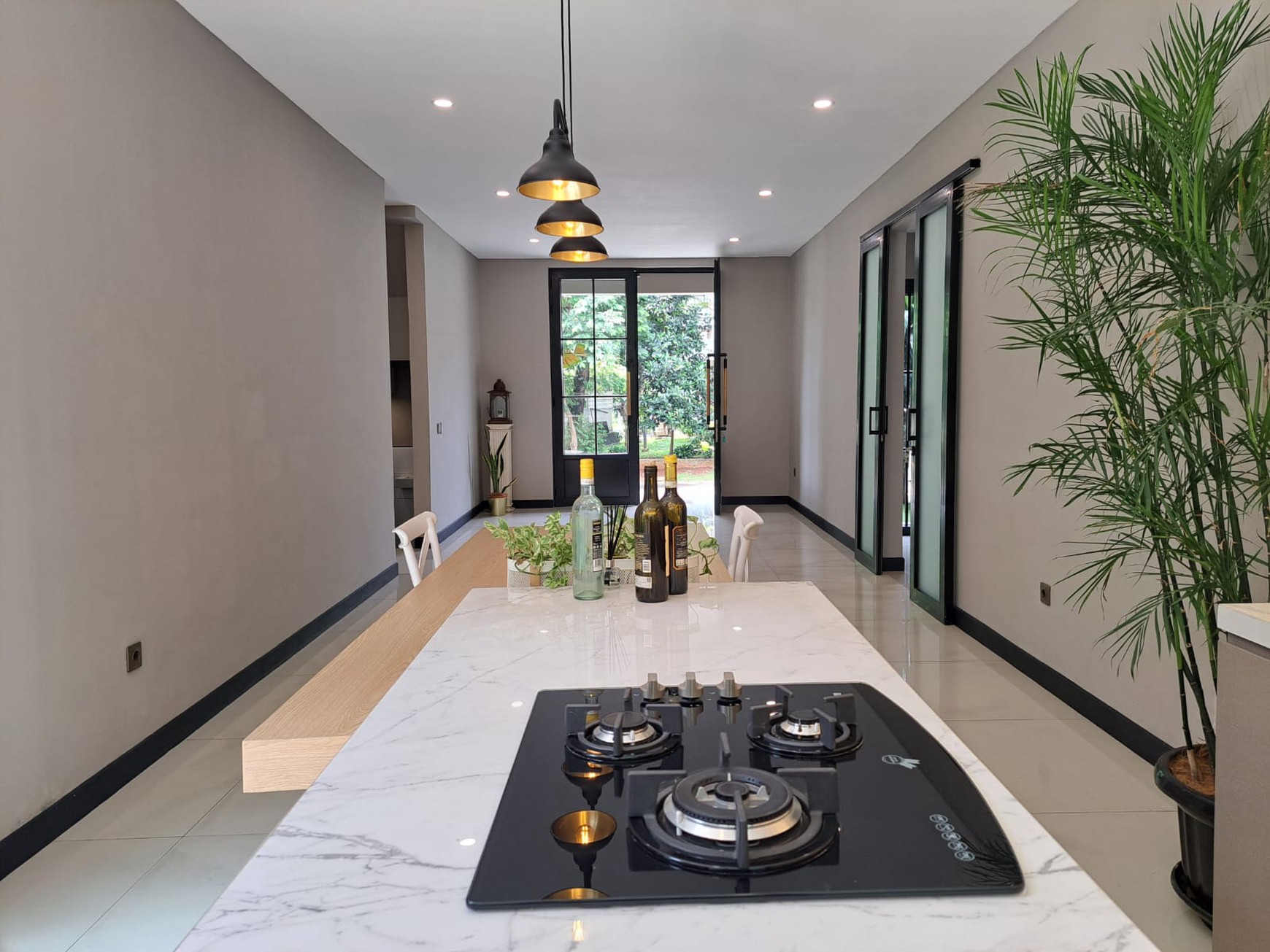 Rumah bagus bangunan mandiri bergaya industrialis modern mezanine roof top 3 lantai luas 200 bangunan 300 tengah kota dekat tol stasiun kereta pasar modern di Bsd City Tangerang Selatan Indonesia