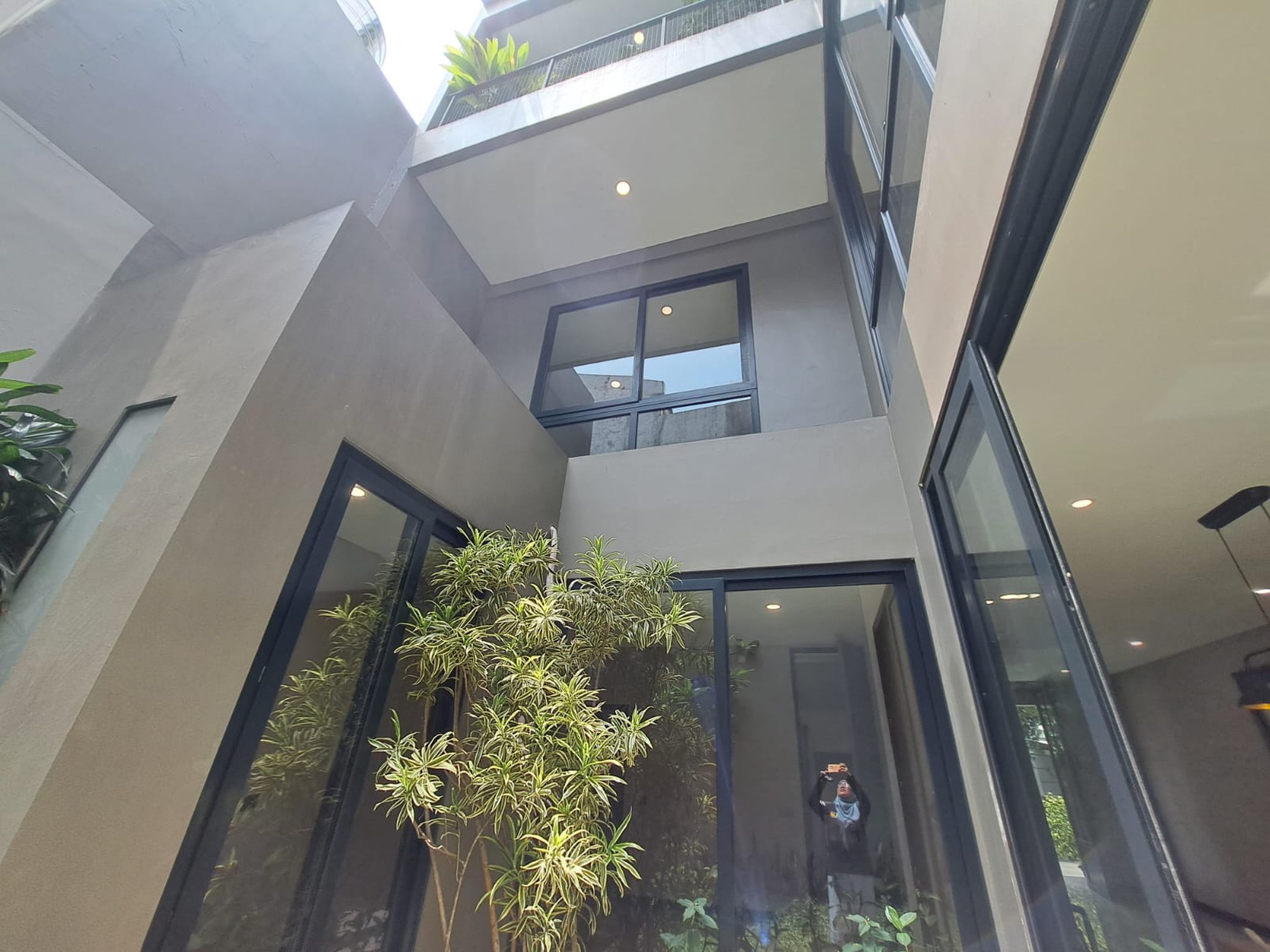 Rumah bagus bangunan mandiri bergaya industrialis modern mezanine roof top 3 lantai luas 200 bangunan 300 tengah kota dekat tol stasiun kereta pasar modern di Bsd City Tangerang Selatan Indonesia