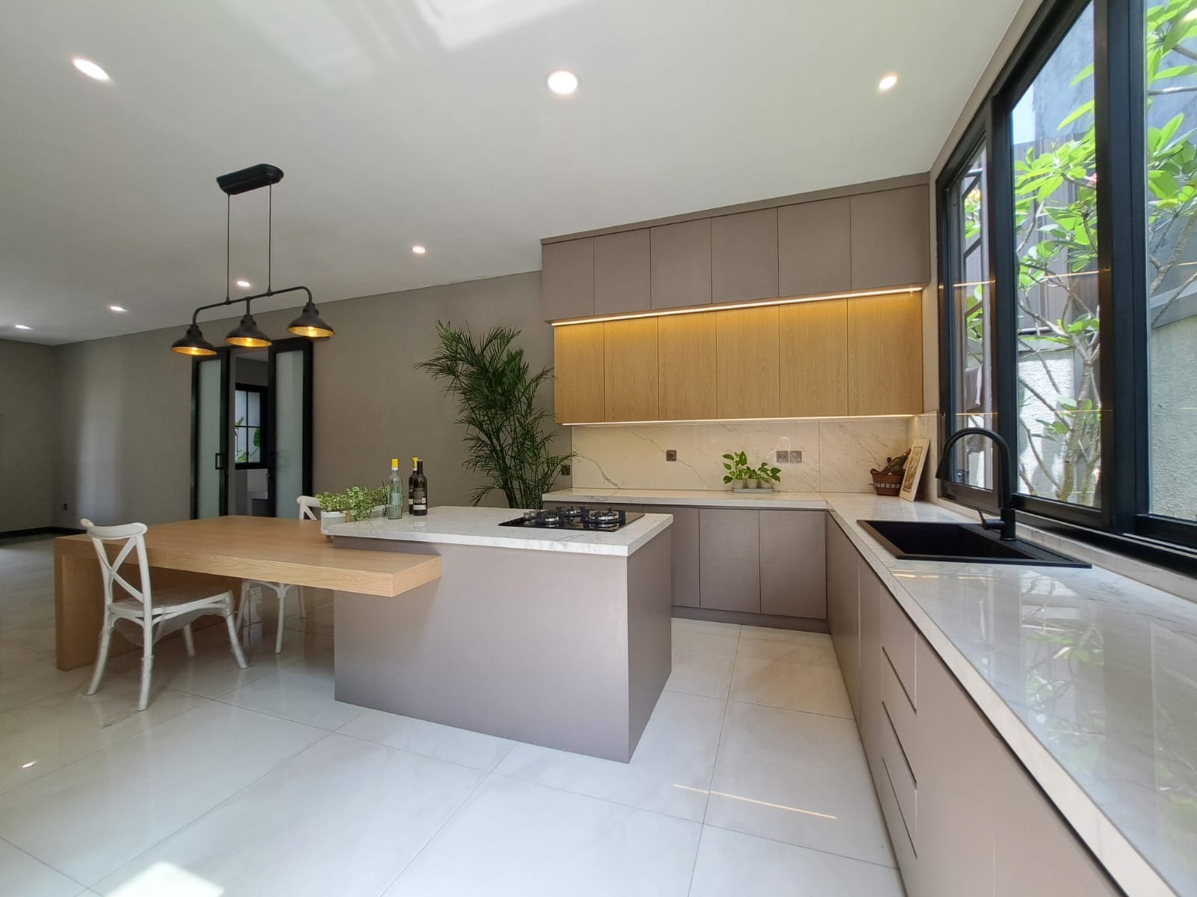 Rumah bagus bangunan mandiri bergaya industrialis modern mezanine roof top 3 lantai luas 200 bangunan 300 tengah kota dekat tol stasiun kereta pasar modern di Bsd City Tangerang Selatan Indonesia