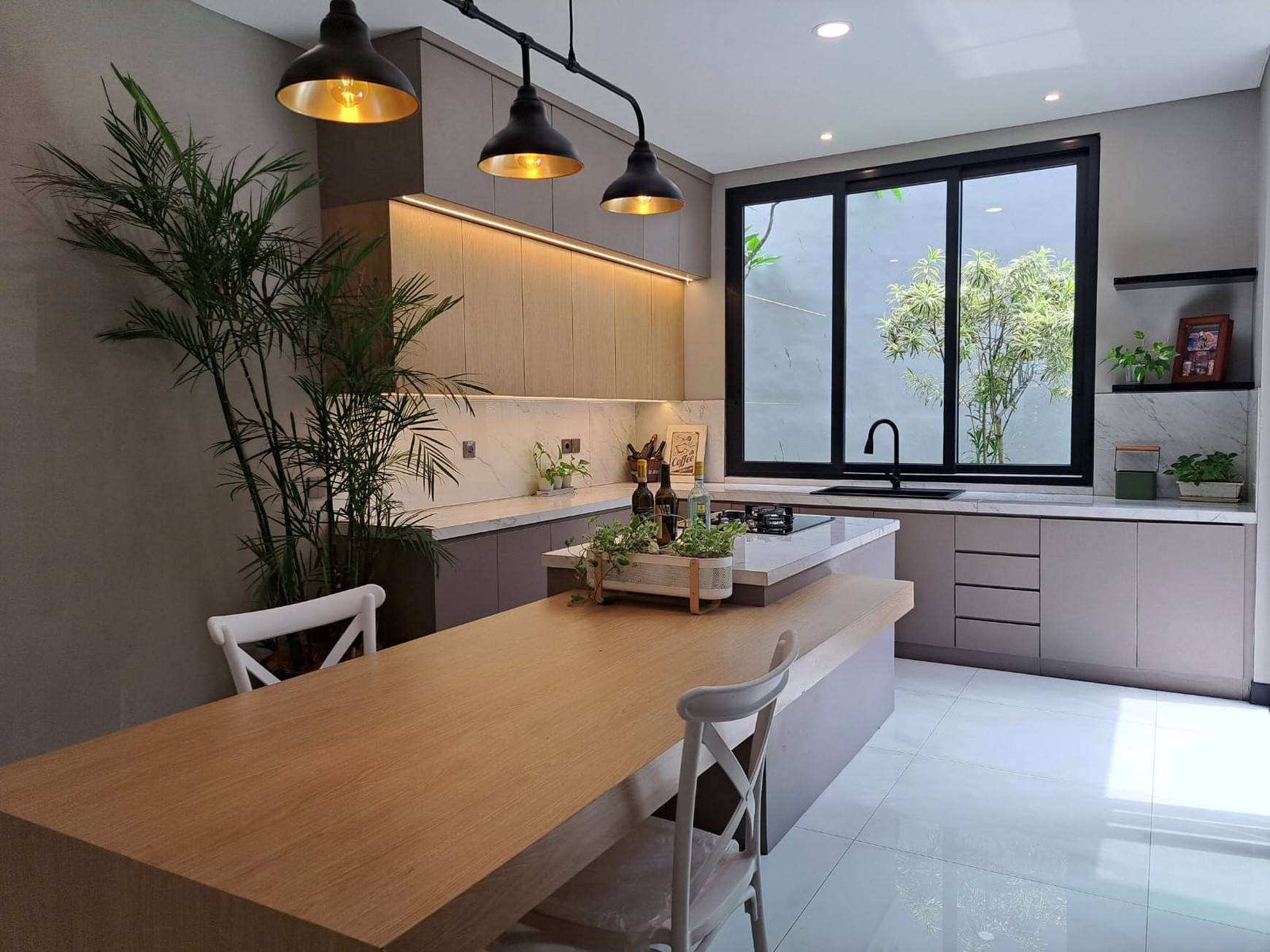 Rumah bagus bangunan mandiri bergaya industrialis modern mezanine roof top 3 lantai luas 200 bangunan 300 tengah kota dekat tol stasiun kereta pasar modern di Bsd City Tangerang Selatan Indonesia