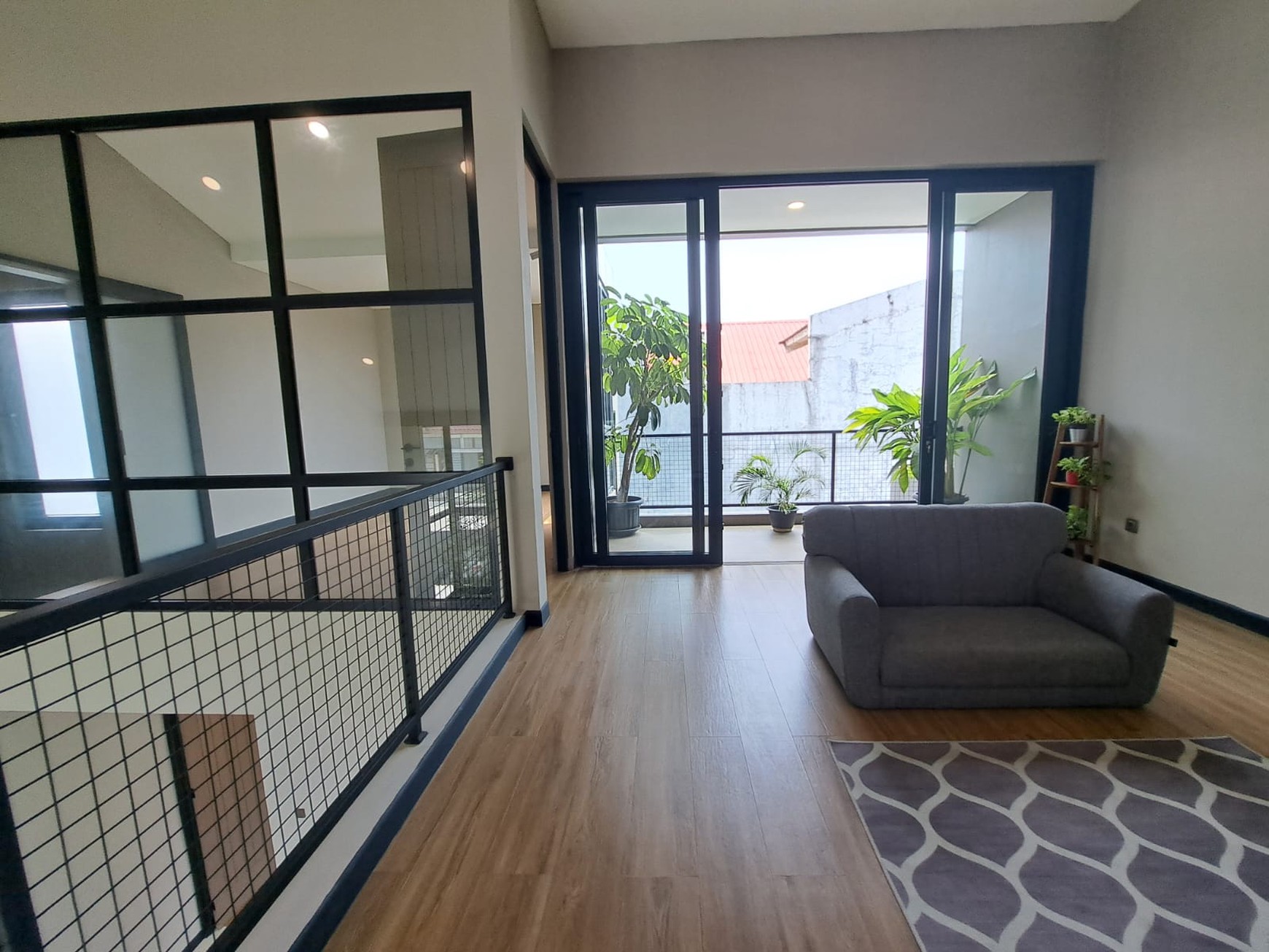Rumah bagus bangunan mandiri bergaya industrialis modern mezanine roof top 3 lantai luas 200 bangunan 300 tengah kota dekat tol stasiun kereta pasar modern di Bsd City Tangerang Selatan Indonesia
