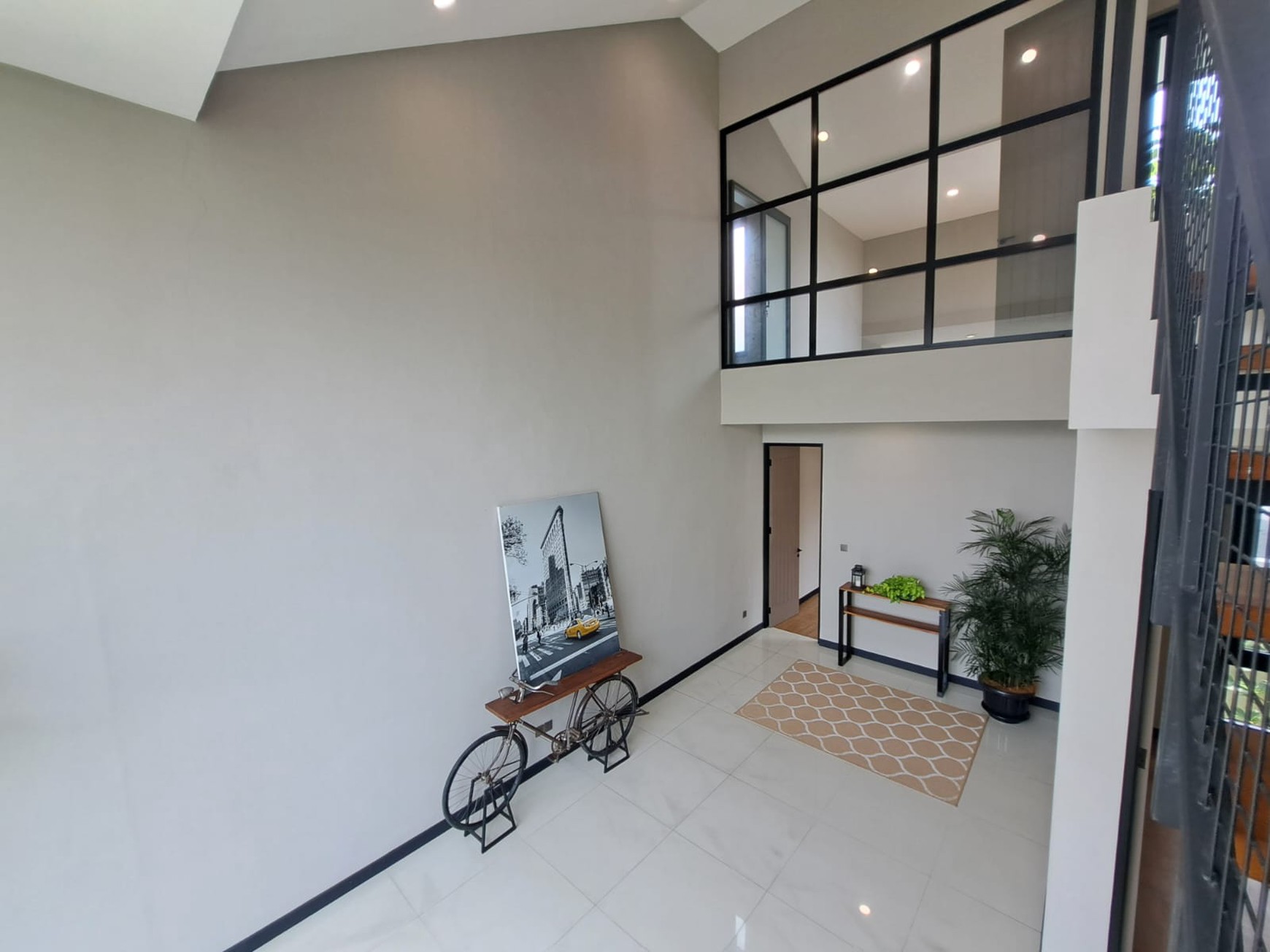 Rumah bagus bangunan mandiri bergaya industrialis modern mezanine roof top 3 lantai luas 200 bangunan 300 tengah kota dekat tol stasiun kereta pasar modern di Bsd City Tangerang Selatan Indonesia