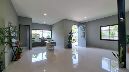 Rumah pojok modern bagus 2 lantai open space gaya industrial minimalis di Ciater Tangerang Selatan