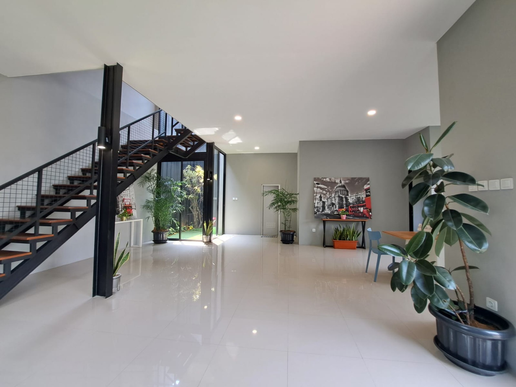 Rumah pojok modern bagus 2 lantai open space gaya industrial minimalis di Ciater Tangerang Selatan