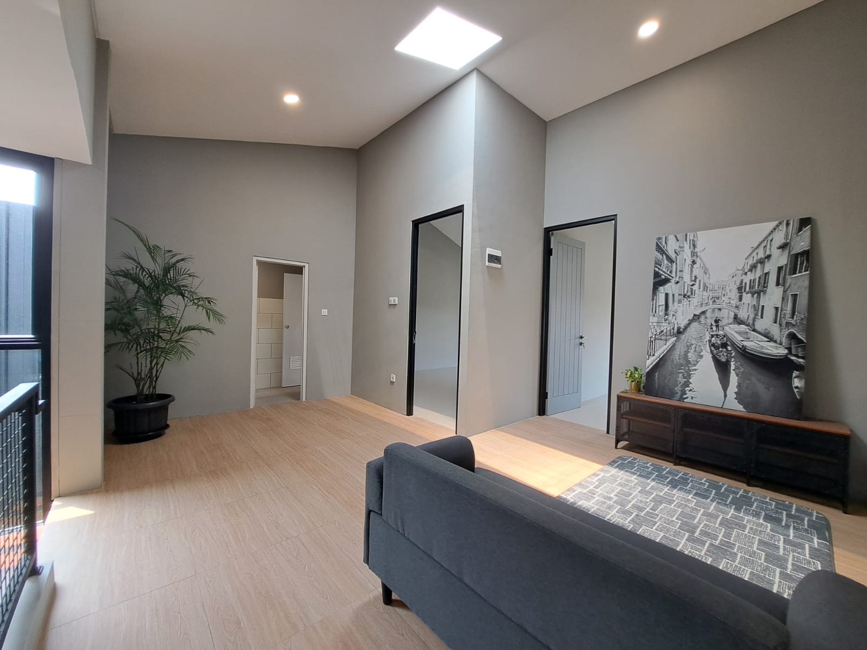 Rumah pojok modern bagus 2 lantai open space gaya industrial minimalis di Ciater Tangerang Selatan