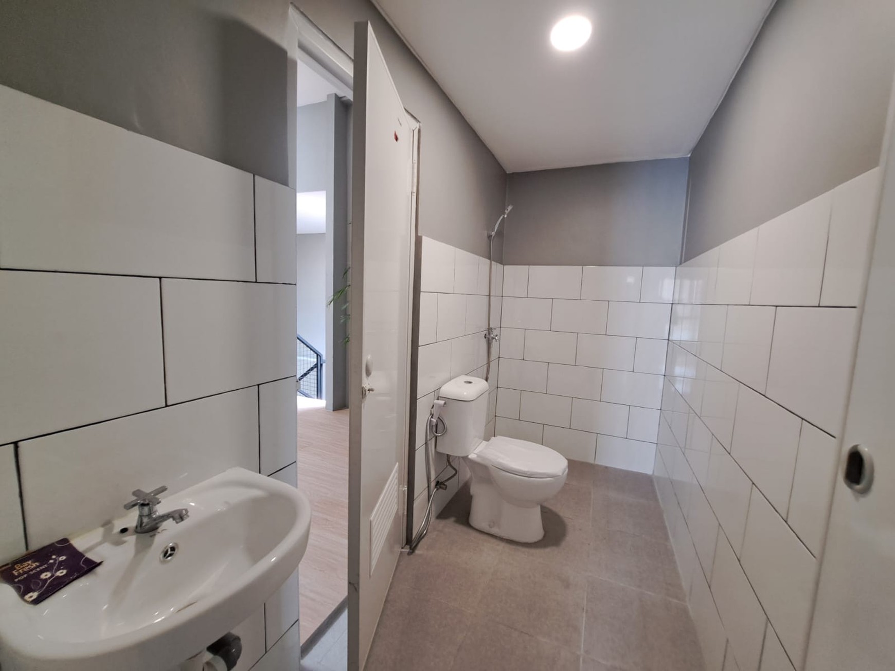 Rumah pojok modern bagus 2 lantai open space gaya industrial minimalis di Ciater Tangerang Selatan