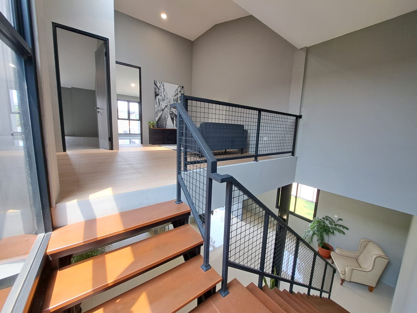Rumah pojok modern bagus 2 lantai open space gaya industrial minimalis di Ciater Tangerang Selatan