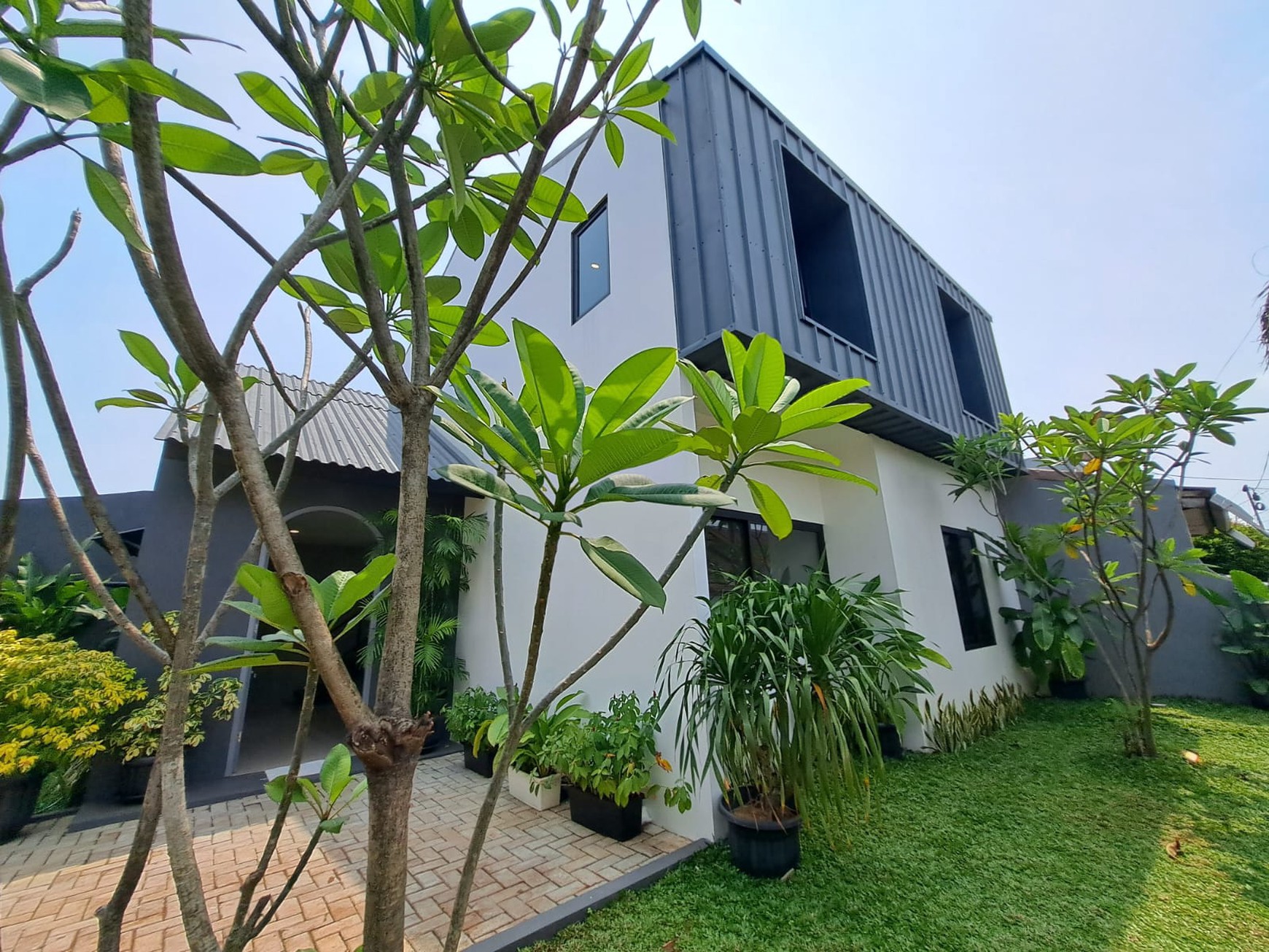 Rumah pojok modern bagus 2 lantai open space gaya industrial minimalis di Ciater Tangerang Selatan
