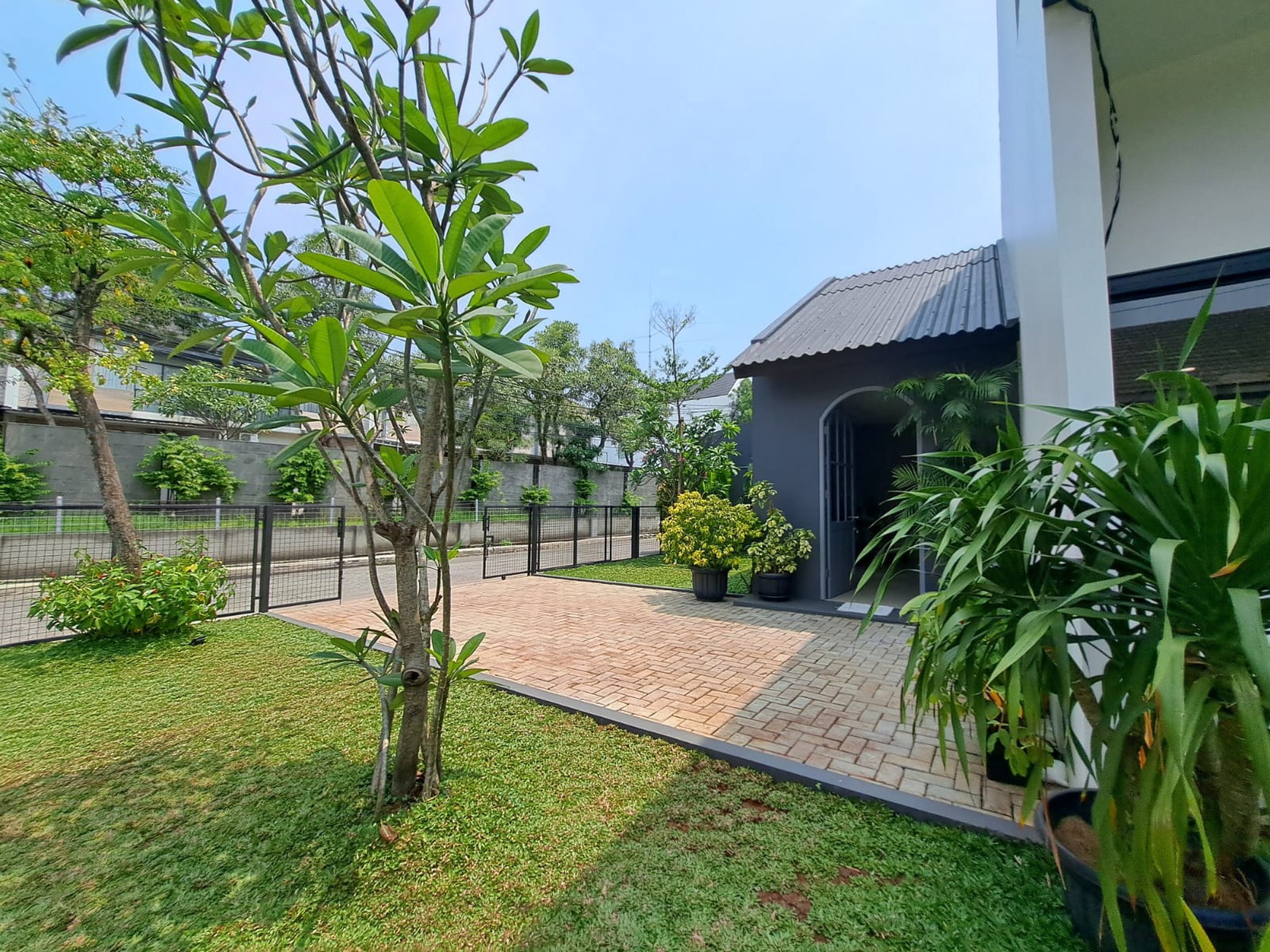Rumah pojok modern bagus 2 lantai open space gaya industrial minimalis di Ciater Tangerang Selatan