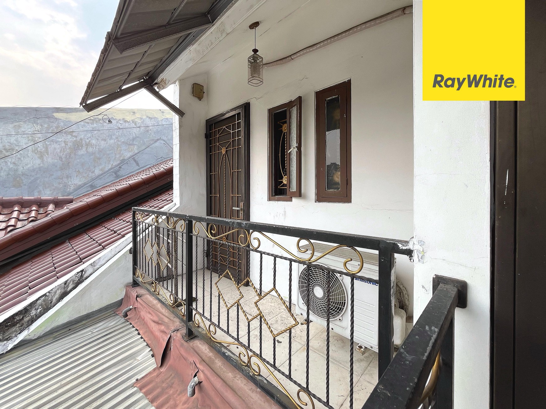 Rumah Siap Huni, Semi Furnished di Raffles Hills, Cibubur