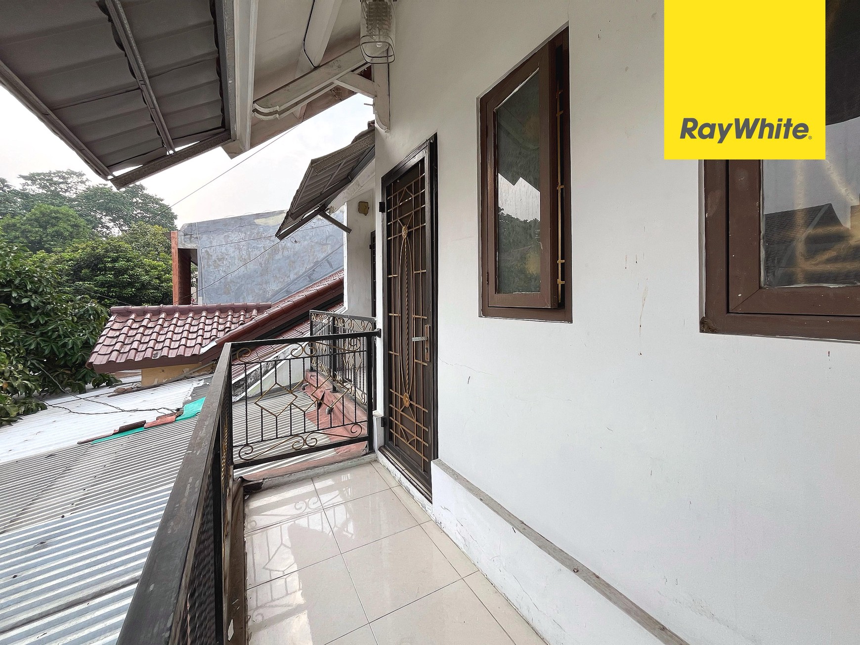 Rumah Siap Huni, Semi Furnished di Raffles Hills, Cibubur