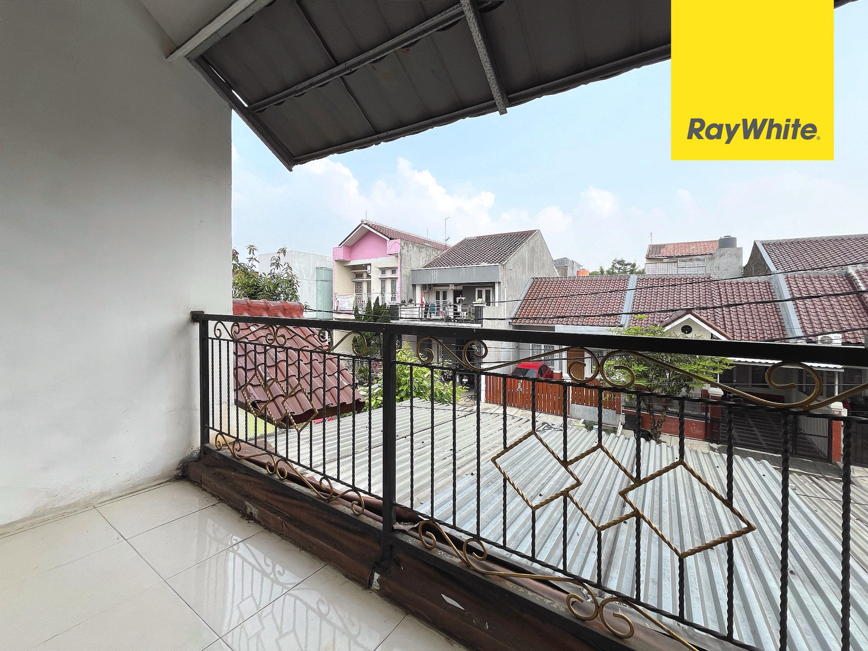 Rumah Siap Huni, Semi Furnished di Raffles Hills, Cibubur
