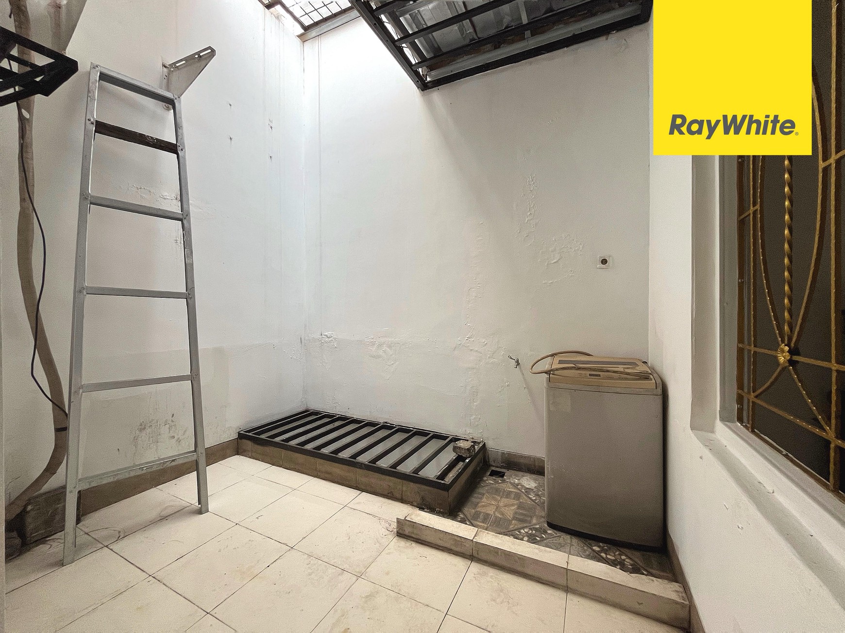 Rumah Siap Huni, Semi Furnished di Raffles Hills, Cibubur