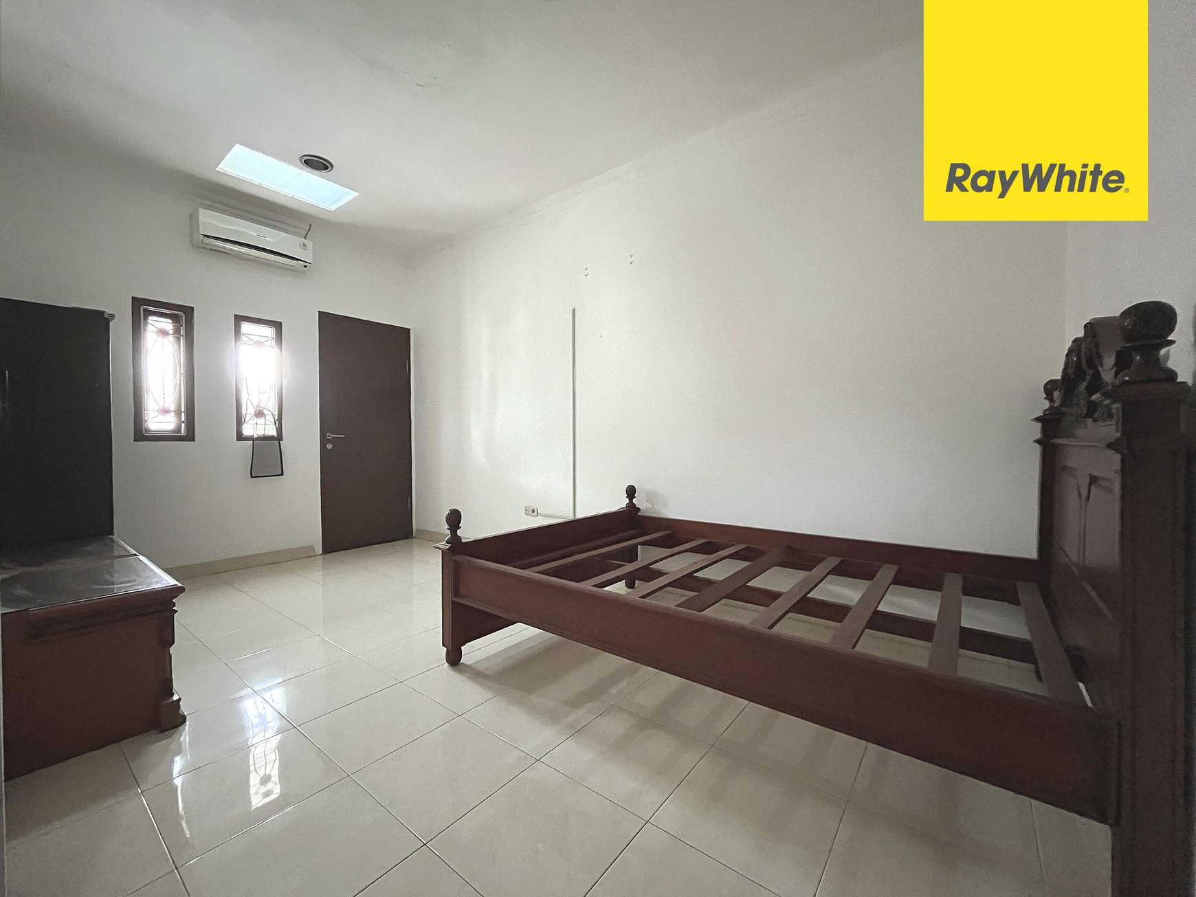 Rumah Siap Huni, Semi Furnished di Raffles Hills, Cibubur