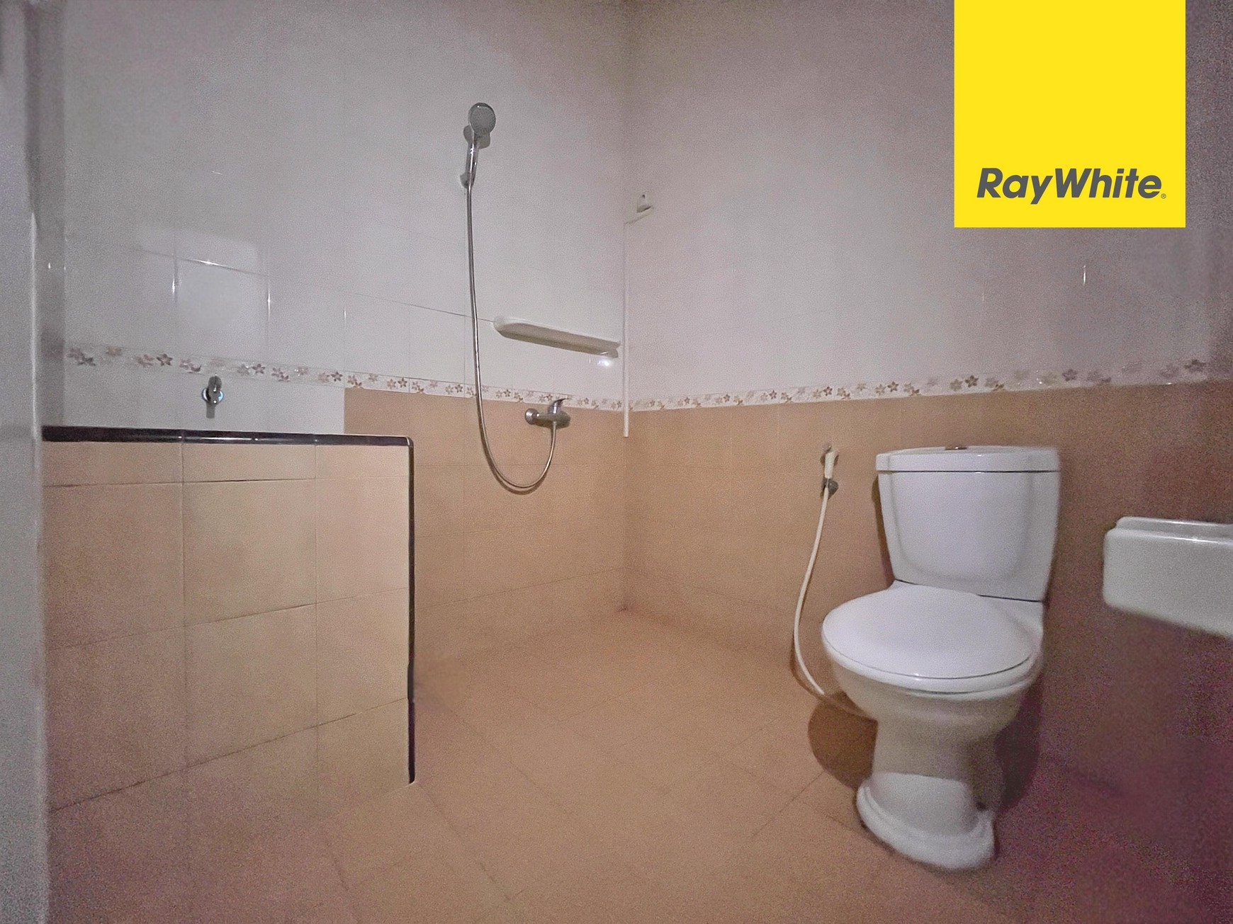 Rumah Siap Huni, Semi Furnished di Raffles Hills, Cibubur