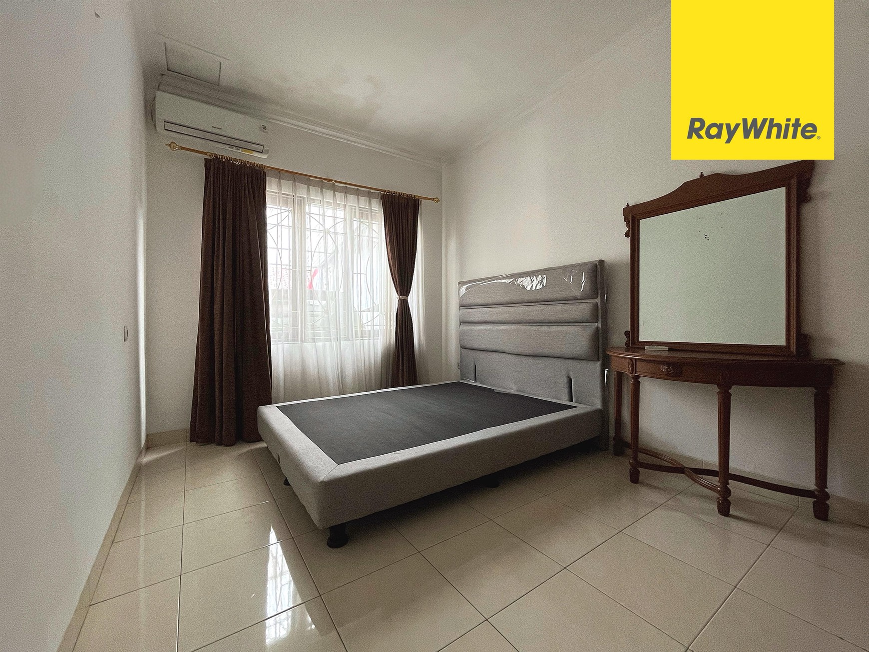 Rumah Siap Huni, Semi Furnished di Raffles Hills, Cibubur