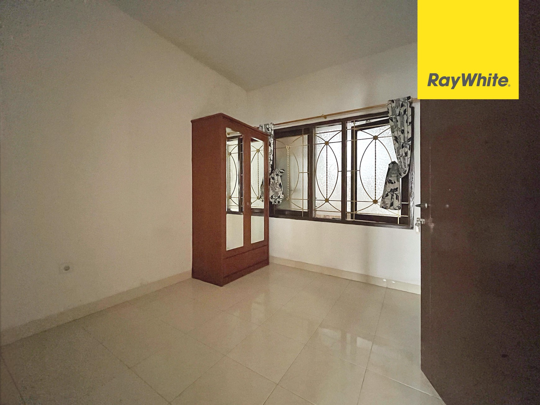 Rumah Siap Huni, Semi Furnished di Raffles Hills, Cibubur