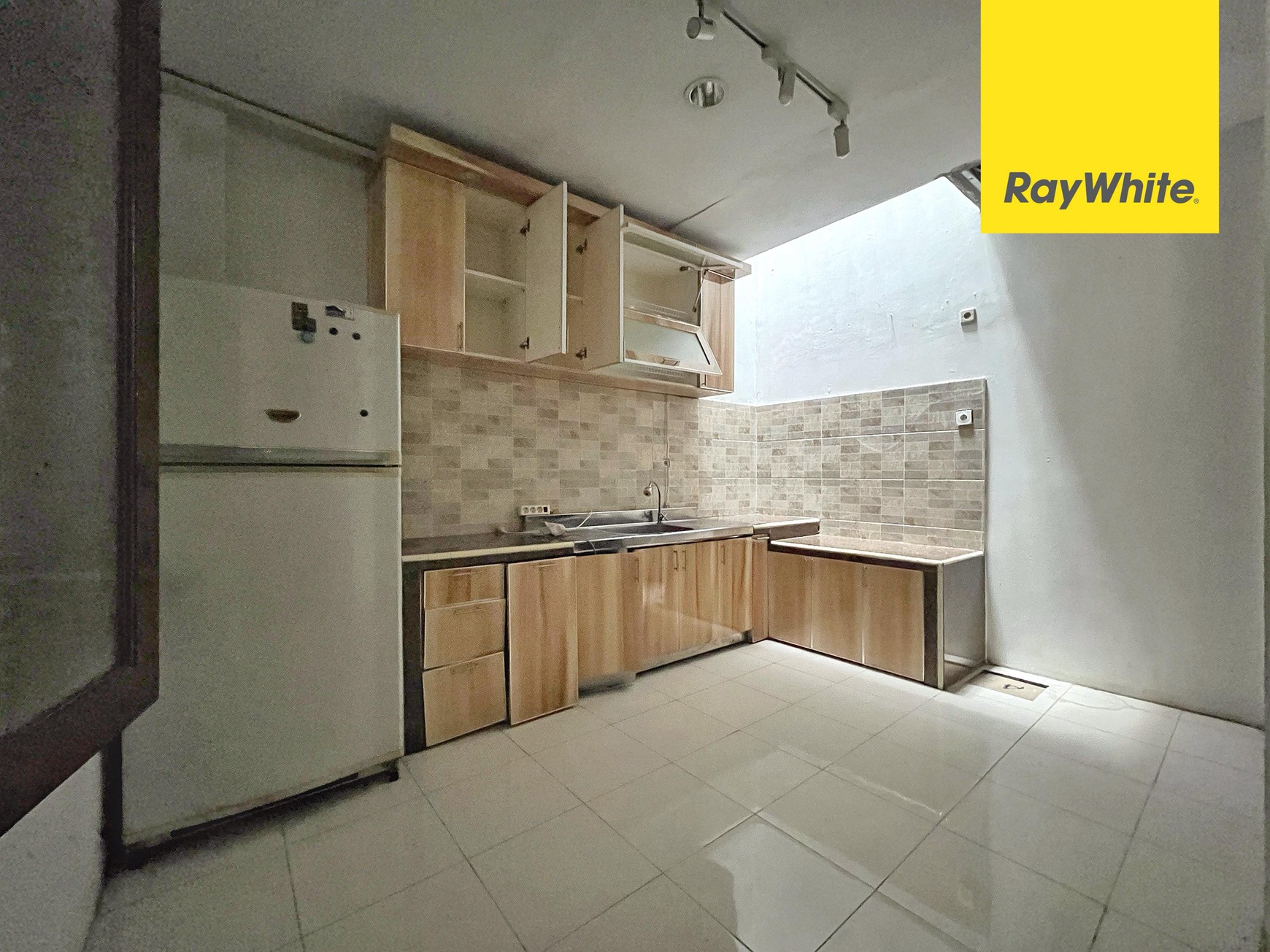 Rumah Siap Huni, Semi Furnished di Raffles Hills, Cibubur