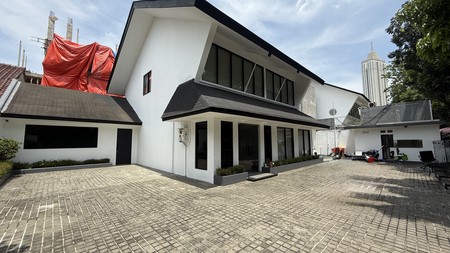 BANGUNAN EX KLINIK KECANTIKAN DI KEBAYORAN BARU, JAKARTA SELATAN