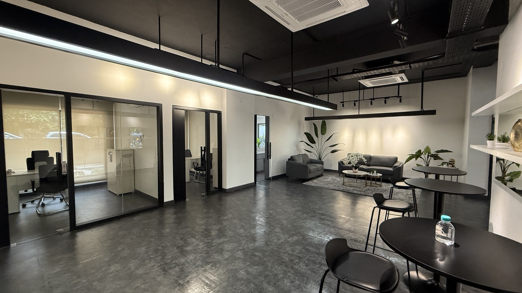 BANGUNAN EX KLINIK KECANTIKAN DI KEBAYORAN BARU, JAKARTA SELATAN