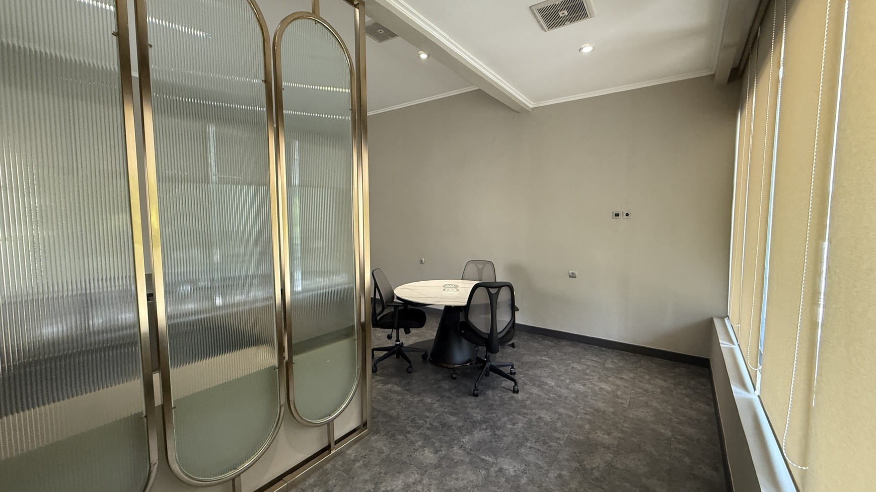 BANGUNAN EX KLINIK KECANTIKAN DI KEBAYORAN BARU, JAKARTA SELATAN