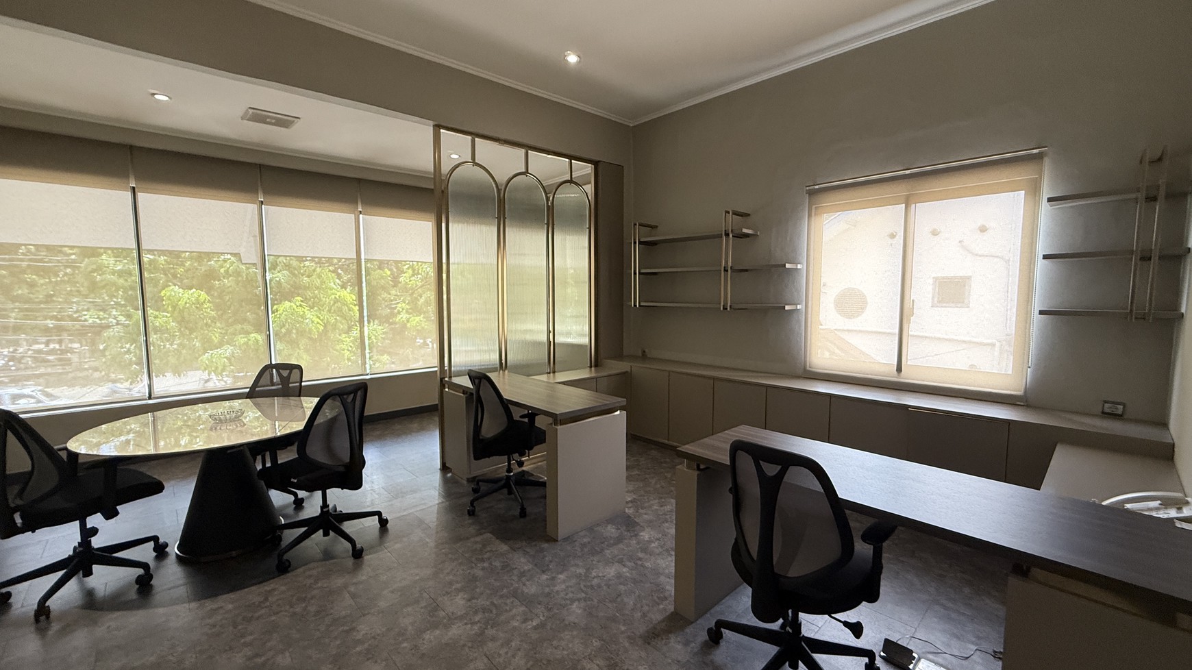BANGUNAN EX KLINIK KECANTIKAN DI KEBAYORAN BARU, JAKARTA SELATAN