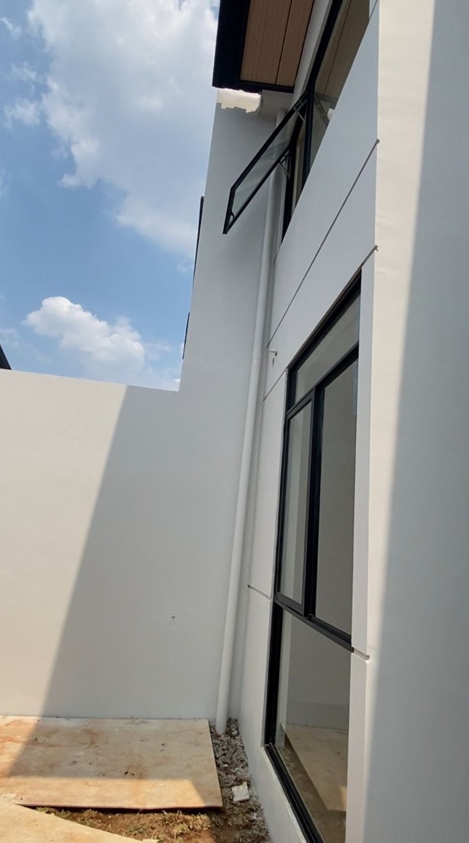 Dijual Rumah berlantai 2 di Cluster Cendana Cove kawasan Karawaci dengan harga sewa Menarik.