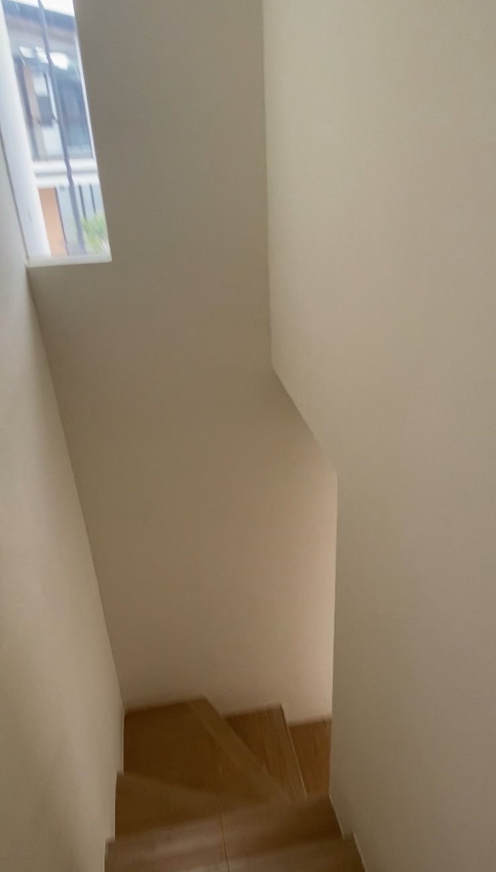 Dijual Rumah berlantai 2 di Cluster Cendana Cove kawasan Karawaci dengan harga sewa Menarik.