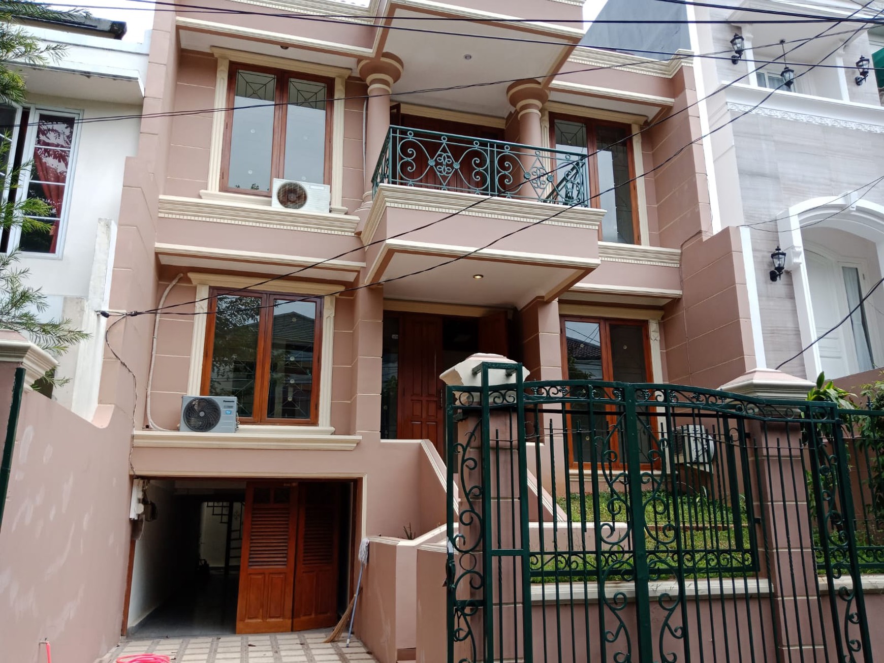 DIsewa Rumah di Pondok Indah dengan Luas 160 m2 dan Bangunan 250 m2