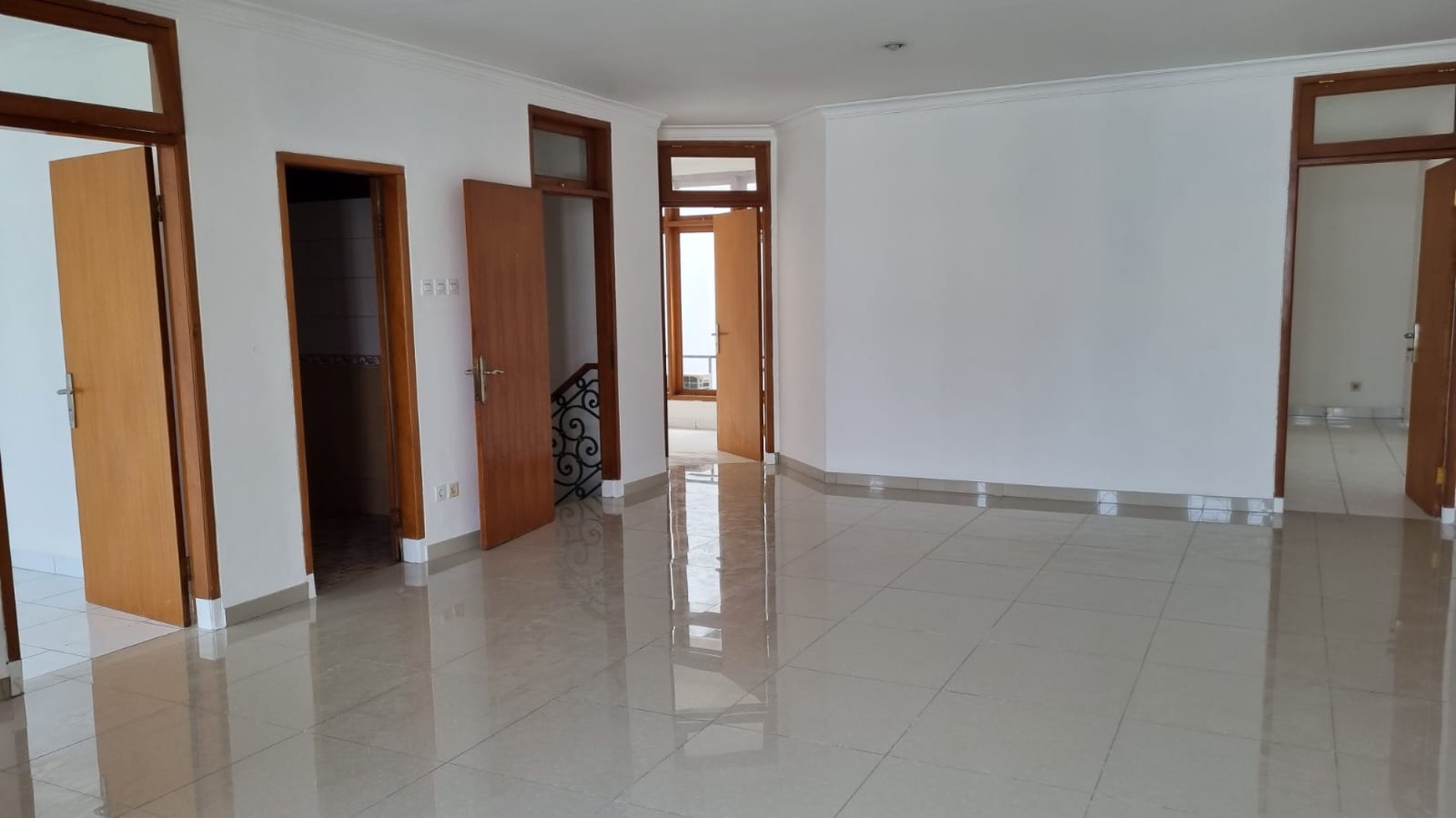 DIsewa Rumah di Pondok Indah dengan Luas 160 m2 dan Bangunan 250 m2