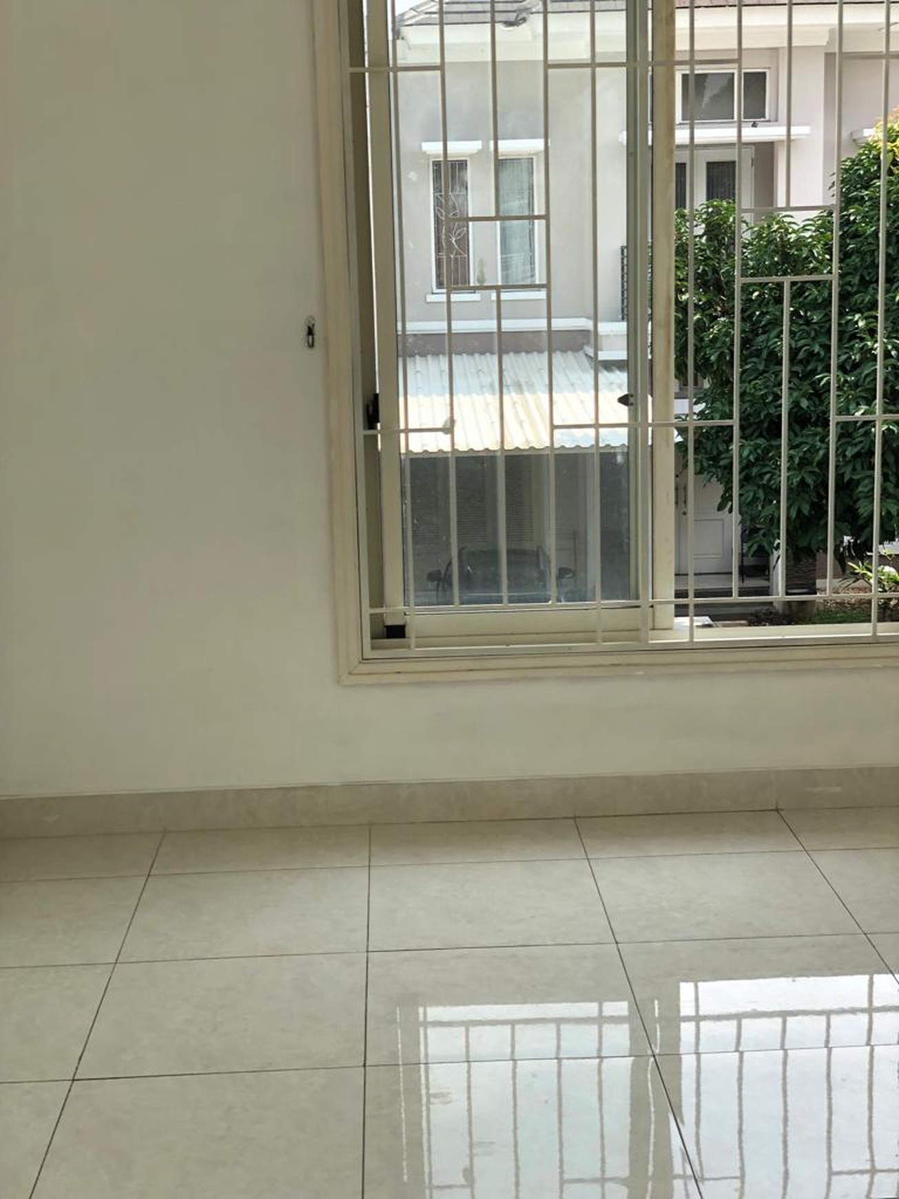 Rumah berlantai 2 di Cluster Jade, PHG kawasan Gading Serpong dengan harga jual Menarik