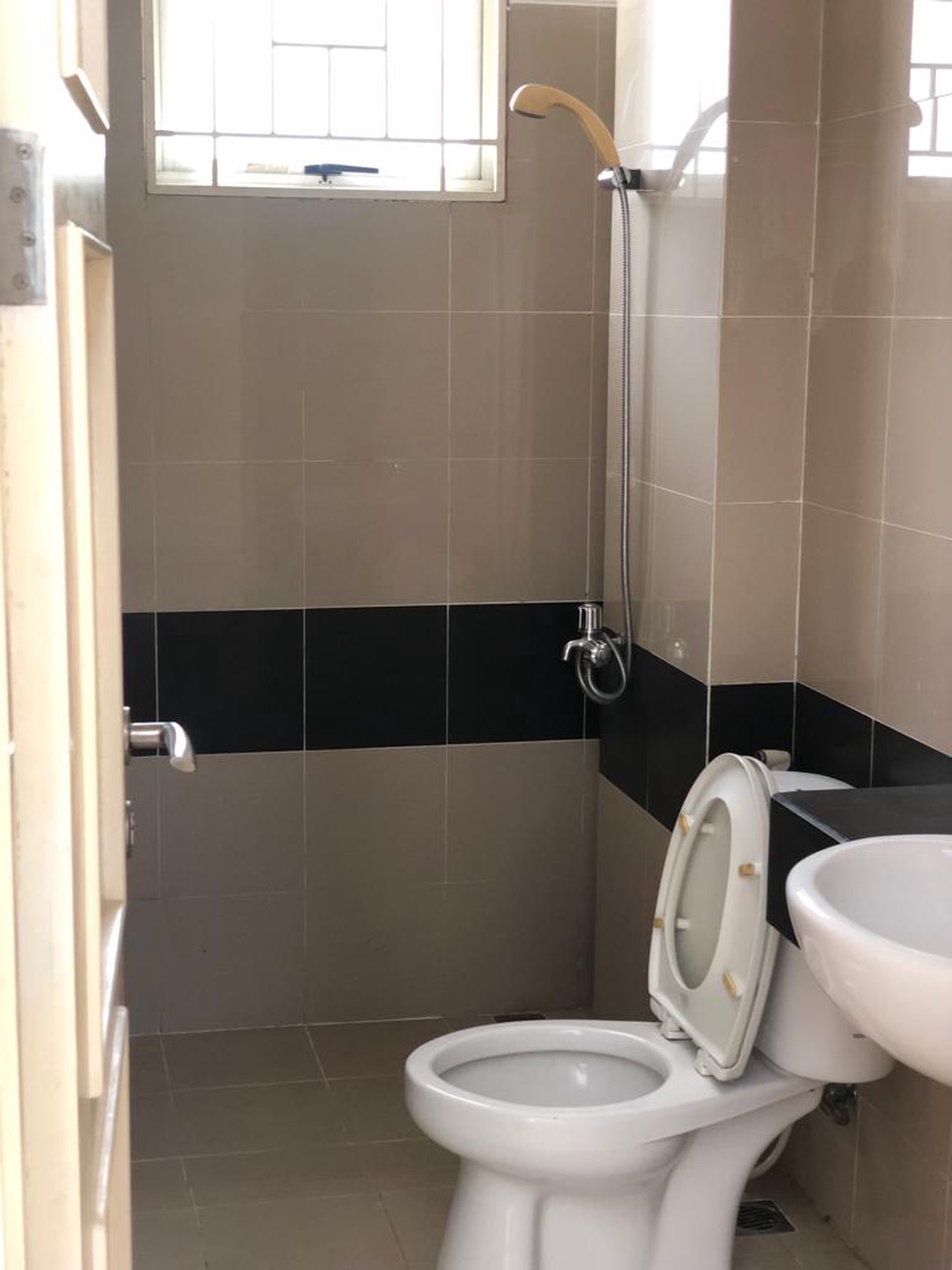 Rumah berlantai 2 di Cluster Jade, PHG kawasan Gading Serpong dengan harga jual Menarik