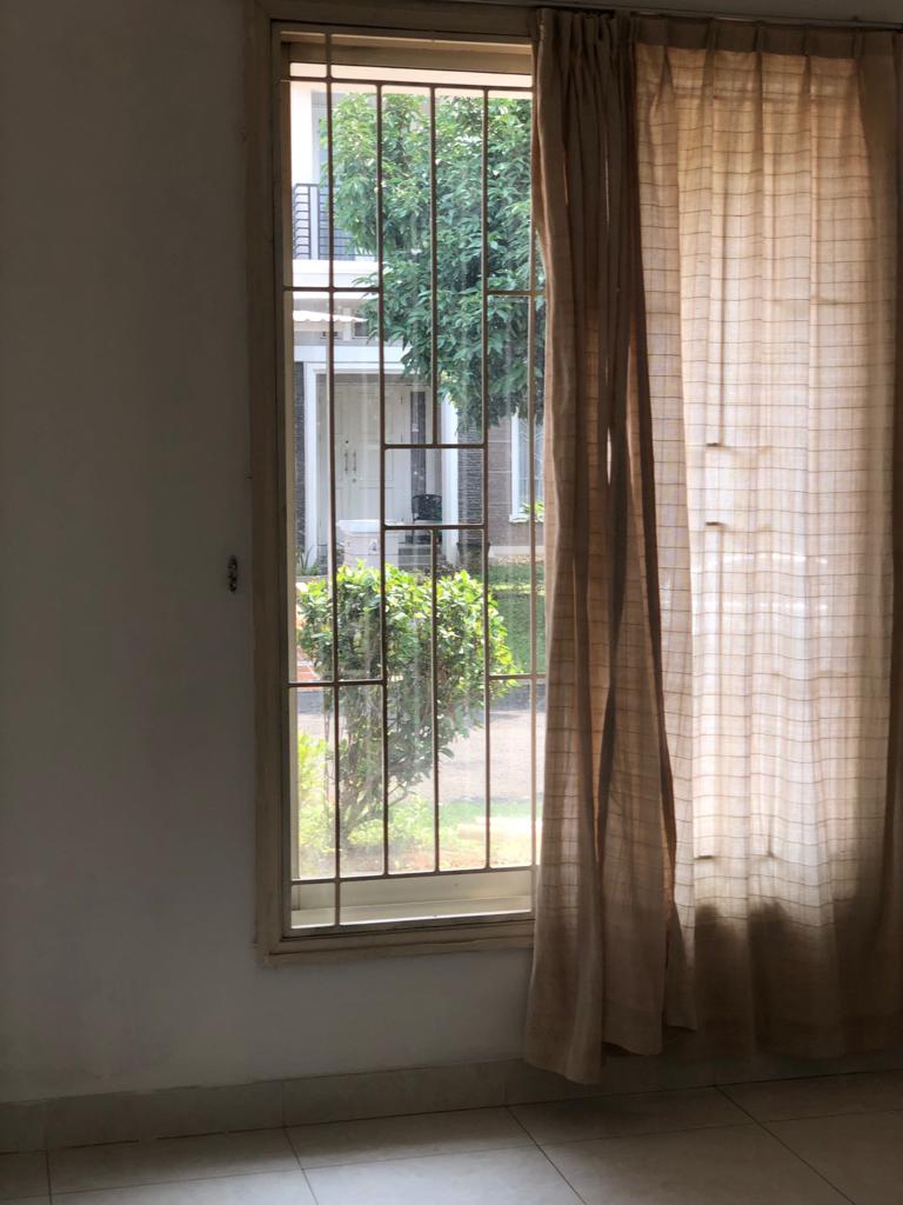 Rumah berlantai 2 di Cluster Jade, PHG kawasan Gading Serpong dengan harga jual Menarik