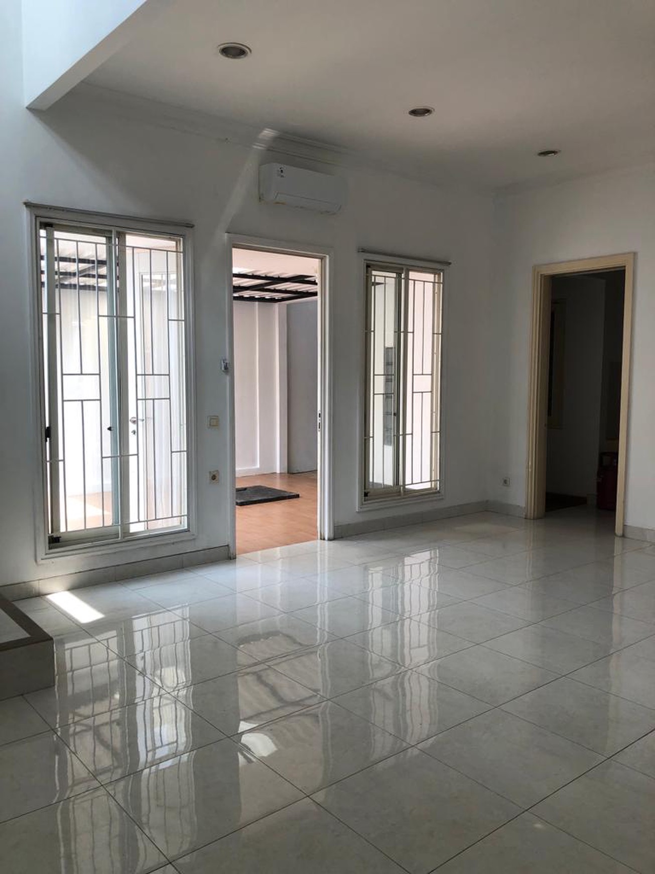 Rumah berlantai 2 di Cluster Jade, PHG kawasan Gading Serpong dengan harga jual Menarik