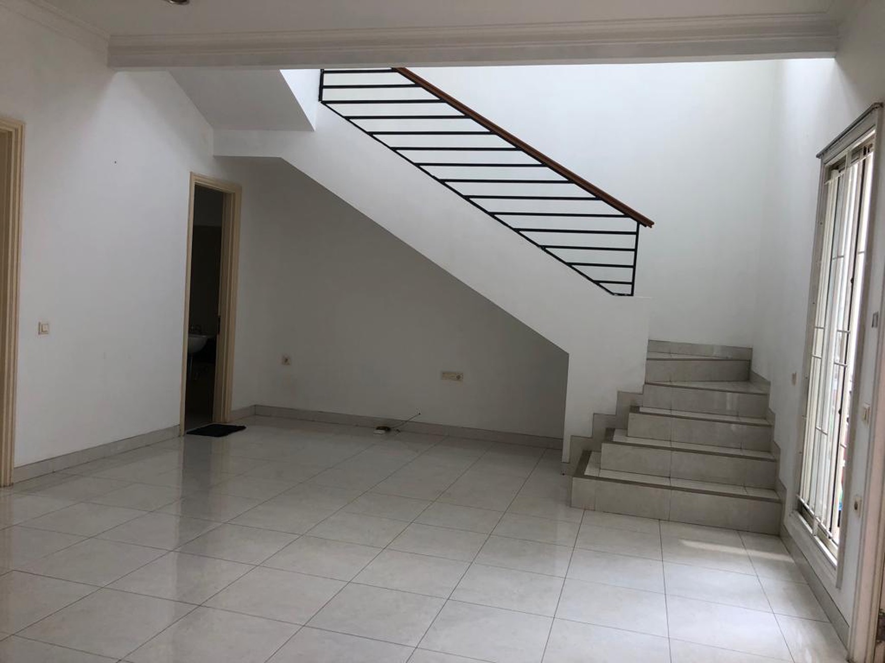 Rumah berlantai 2 di Cluster Jade, PHG kawasan Gading Serpong dengan harga jual Menarik