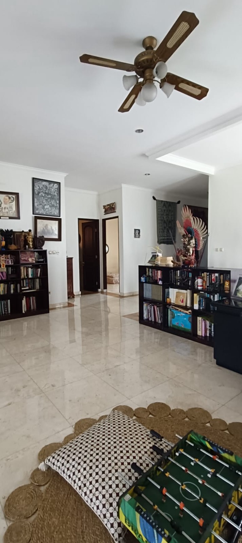 Rumah di Jakarta Selatan 2 Lantai Siap Huni ada Private Pool Surat SHM