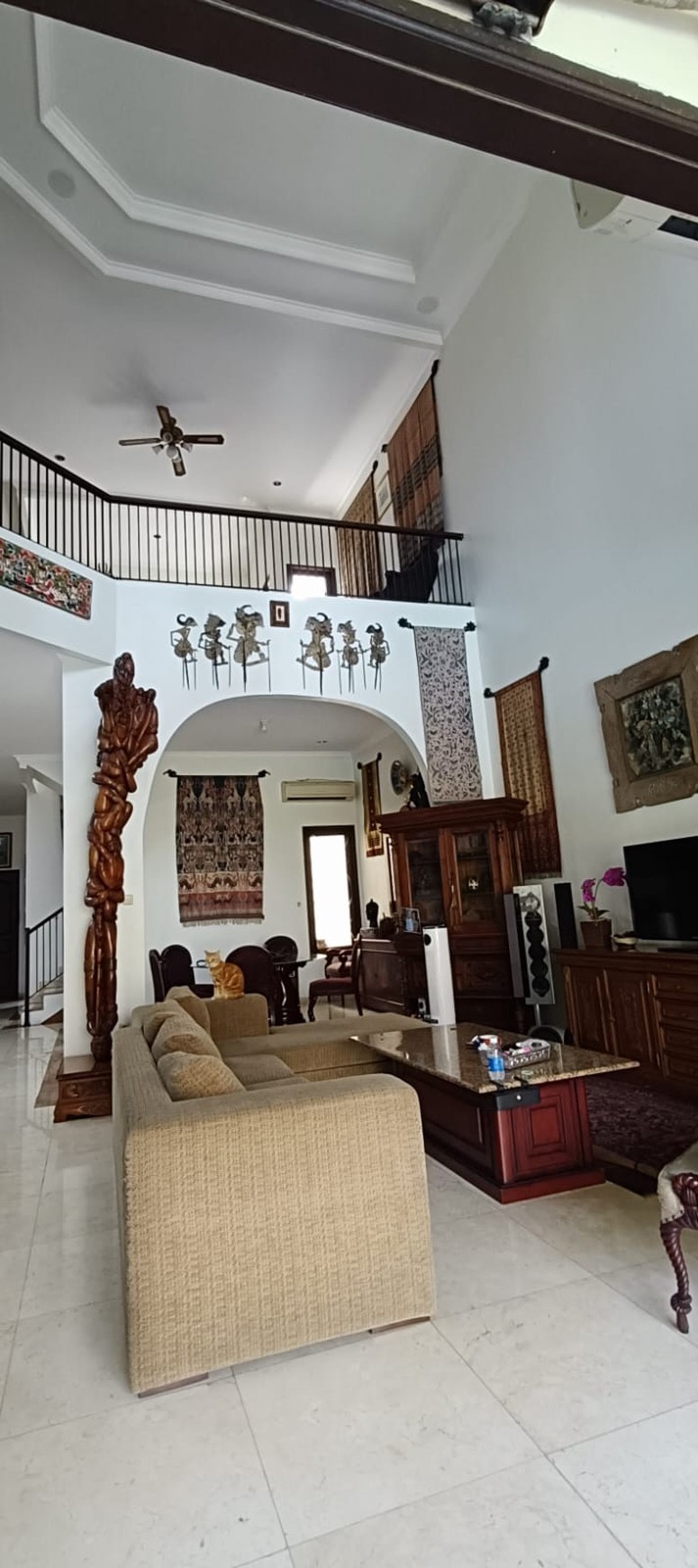 Rumah di Jakarta Selatan 2 Lantai Siap Huni ada Private Pool Surat SHM