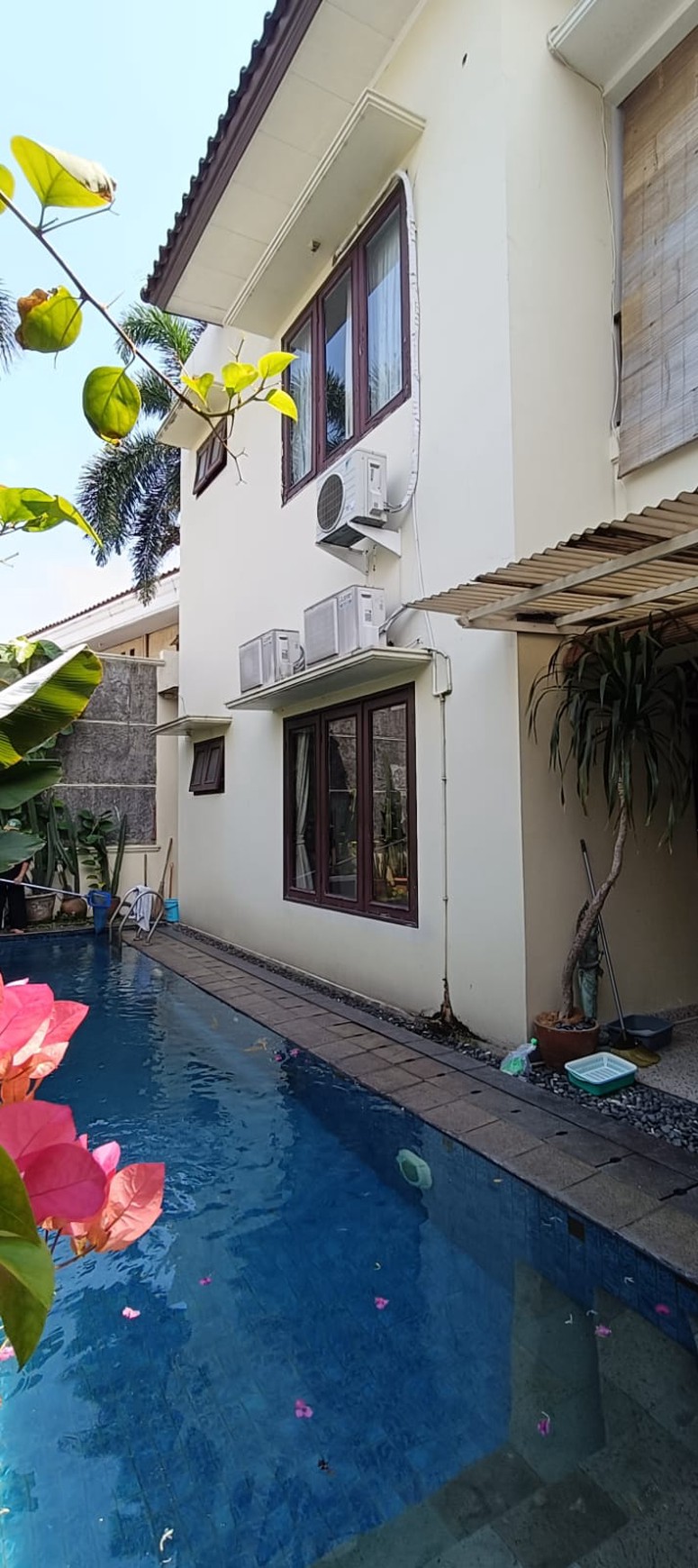 Rumah di Jakarta Selatan 2 Lantai Siap Huni ada Private Pool Surat SHM