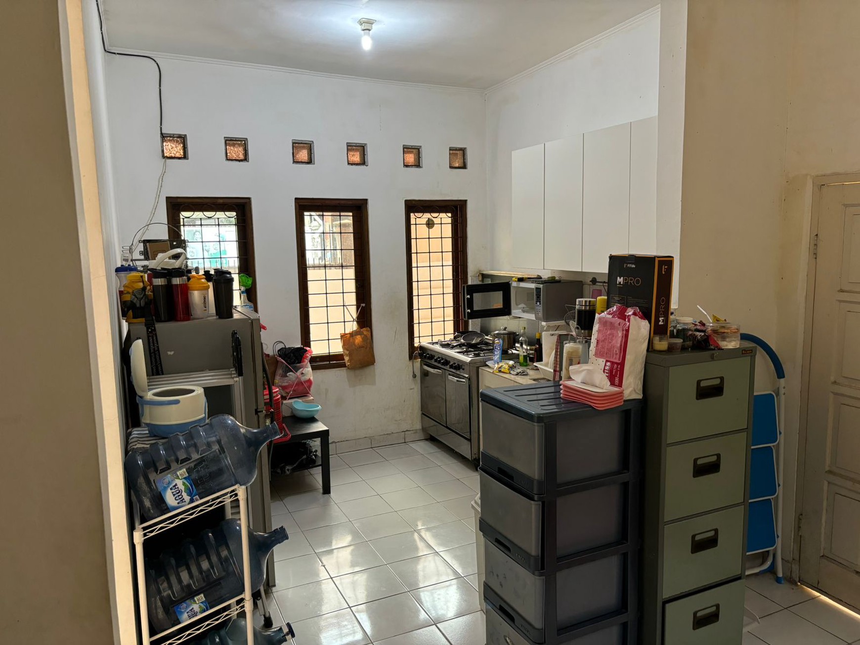 Rumah 2 Lantai Siap Huni dengan KT 3 dan KM 2+1 SHMi @Ciputat